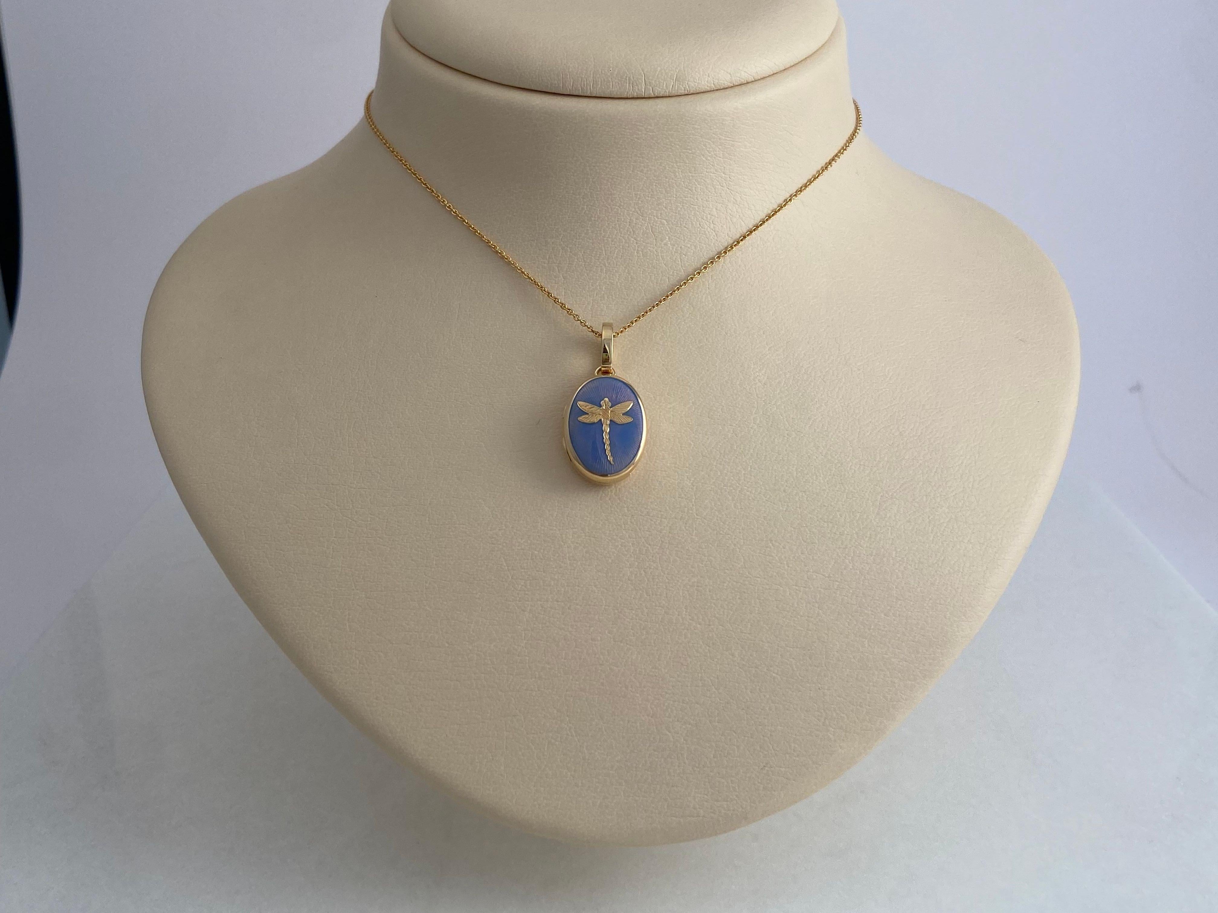 Pendentif libellule ovale en or jaune 18 carats, émail bleu opalescent et guilloché en vente 2