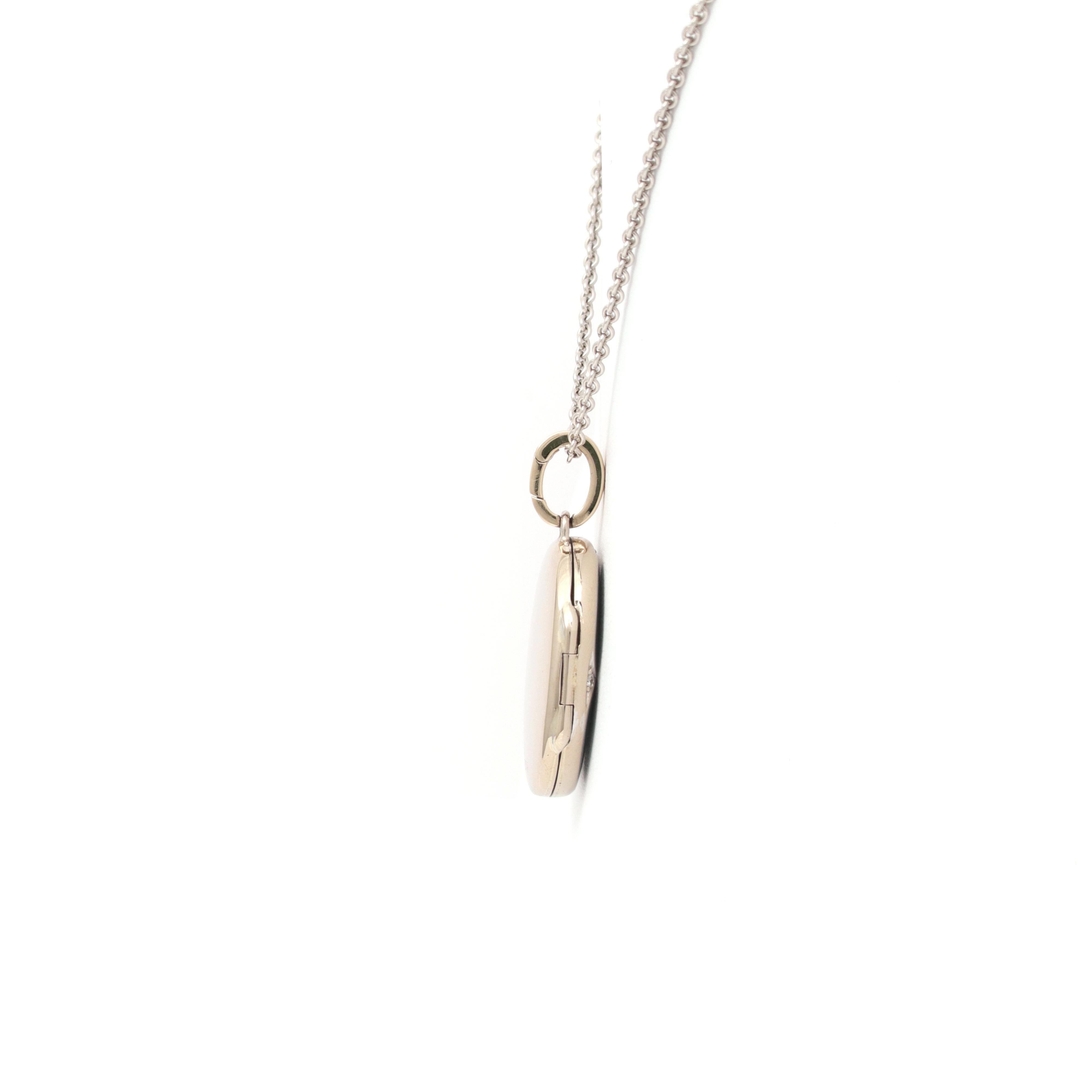 Contemporain Collier pendentif médaillon ovale en or blanc 18 carats, émail vert et 8 diamants 0,16 carat H VS en vente