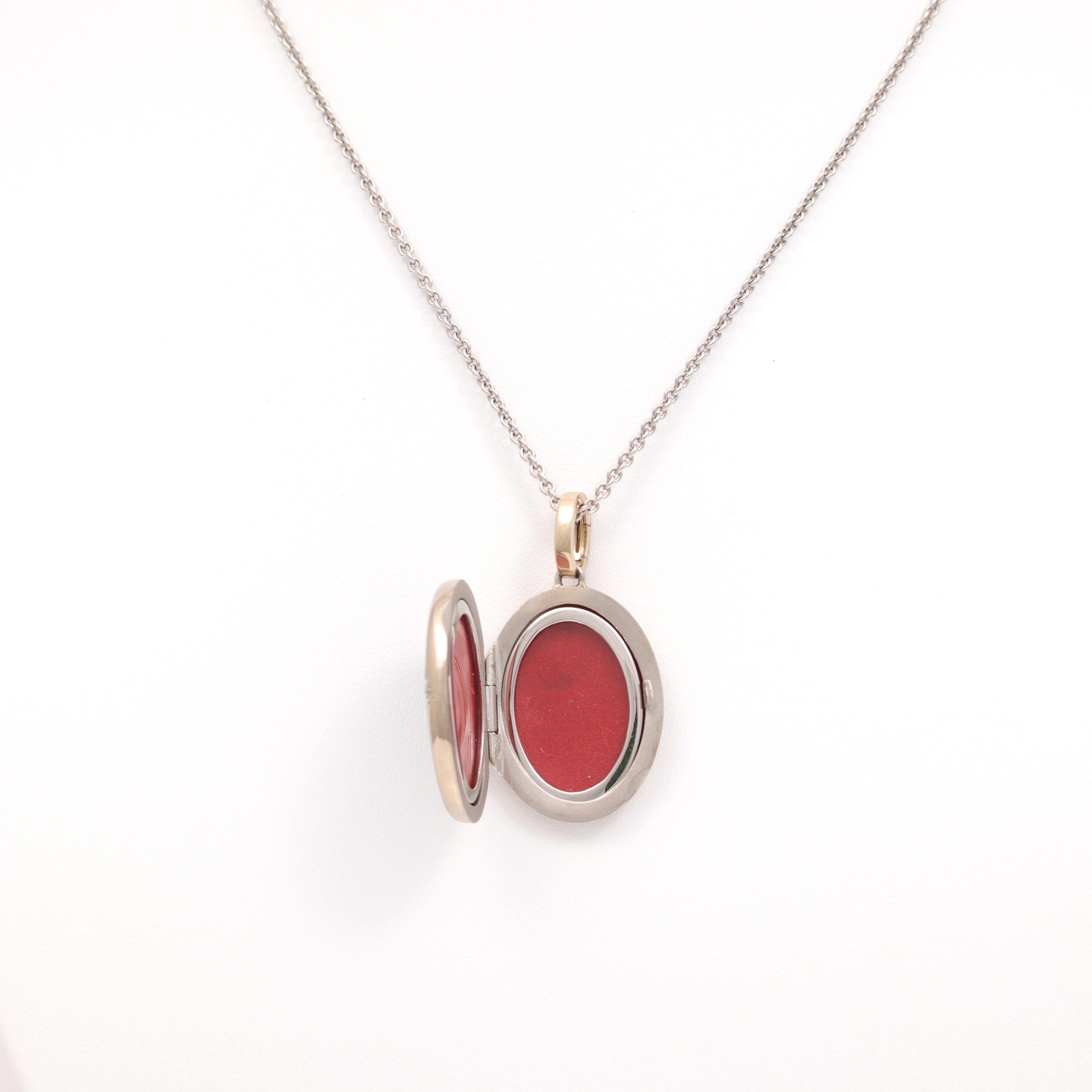 Taille brillant Collier pendentif médaillon ovale en or blanc 18 carats, émail vert et 8 diamants 0,16 carat H VS en vente