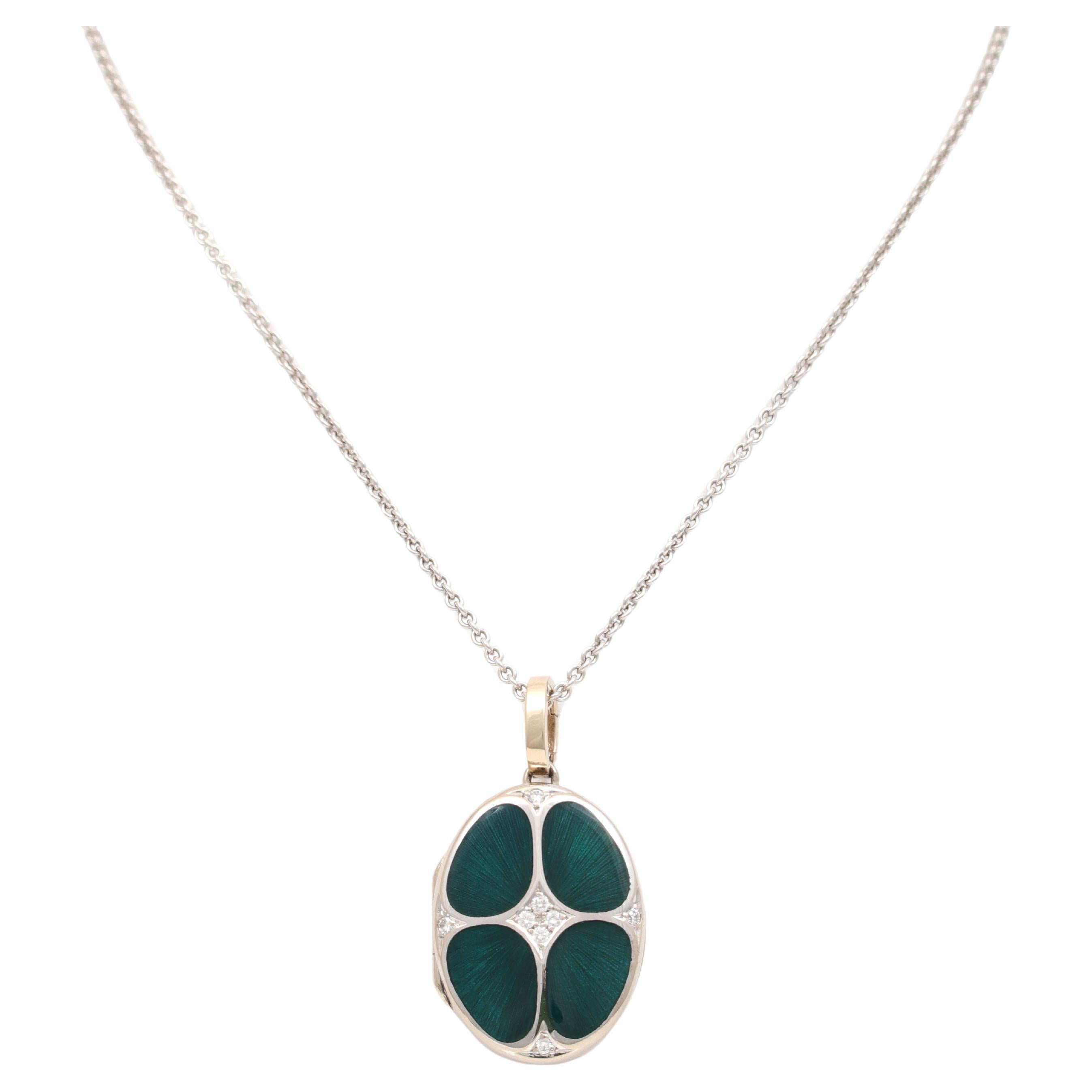 Collier pendentif médaillon ovale en or blanc 18 carats, émail vert et 8 diamants 0,16 carat H VS