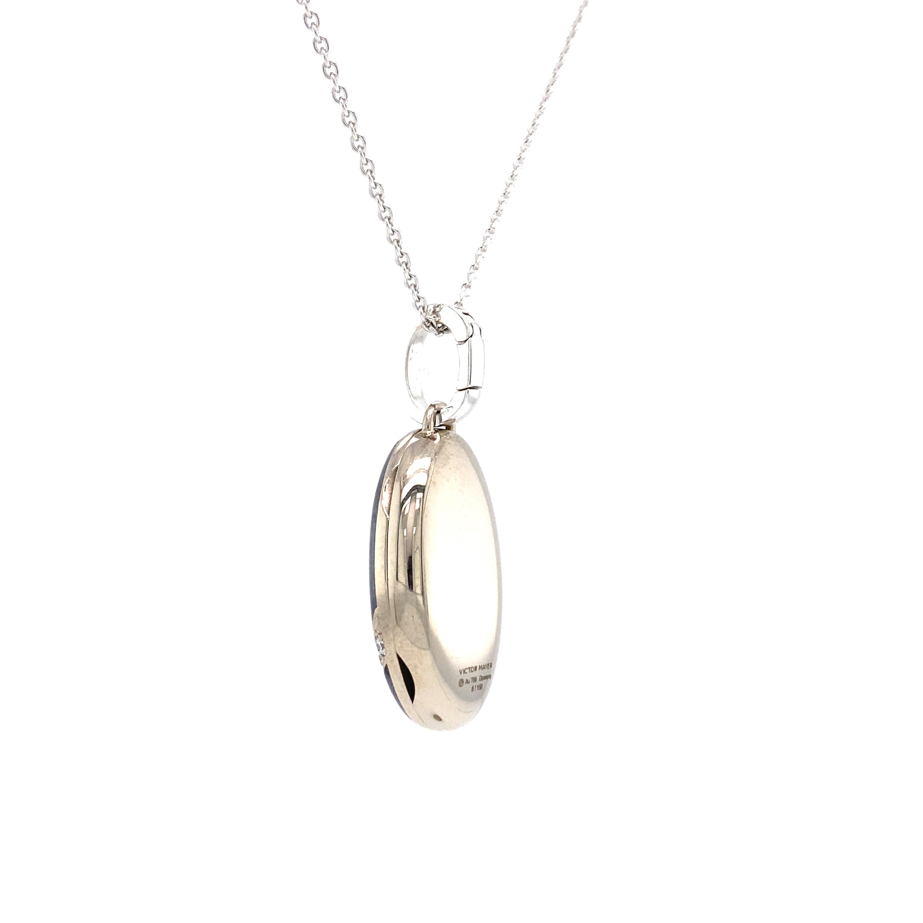 Collier pendentif médaillon ovale en or blanc 18 carats, émail gris guilloché et 16 diamants en vente 1