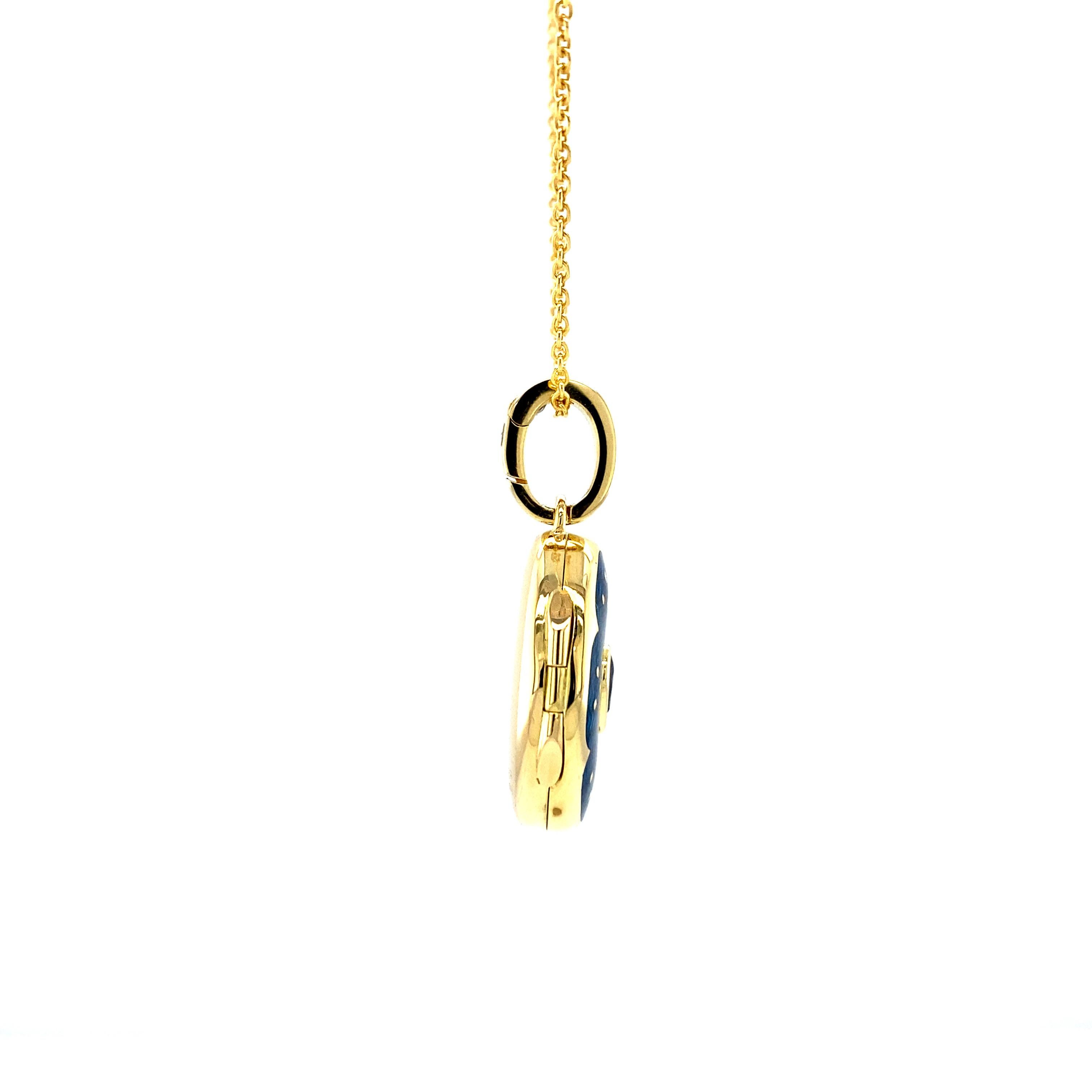  Collier pendentif médaillon ovale en or jaune 18 carats, émail bleu et 1 saphir en vente 1