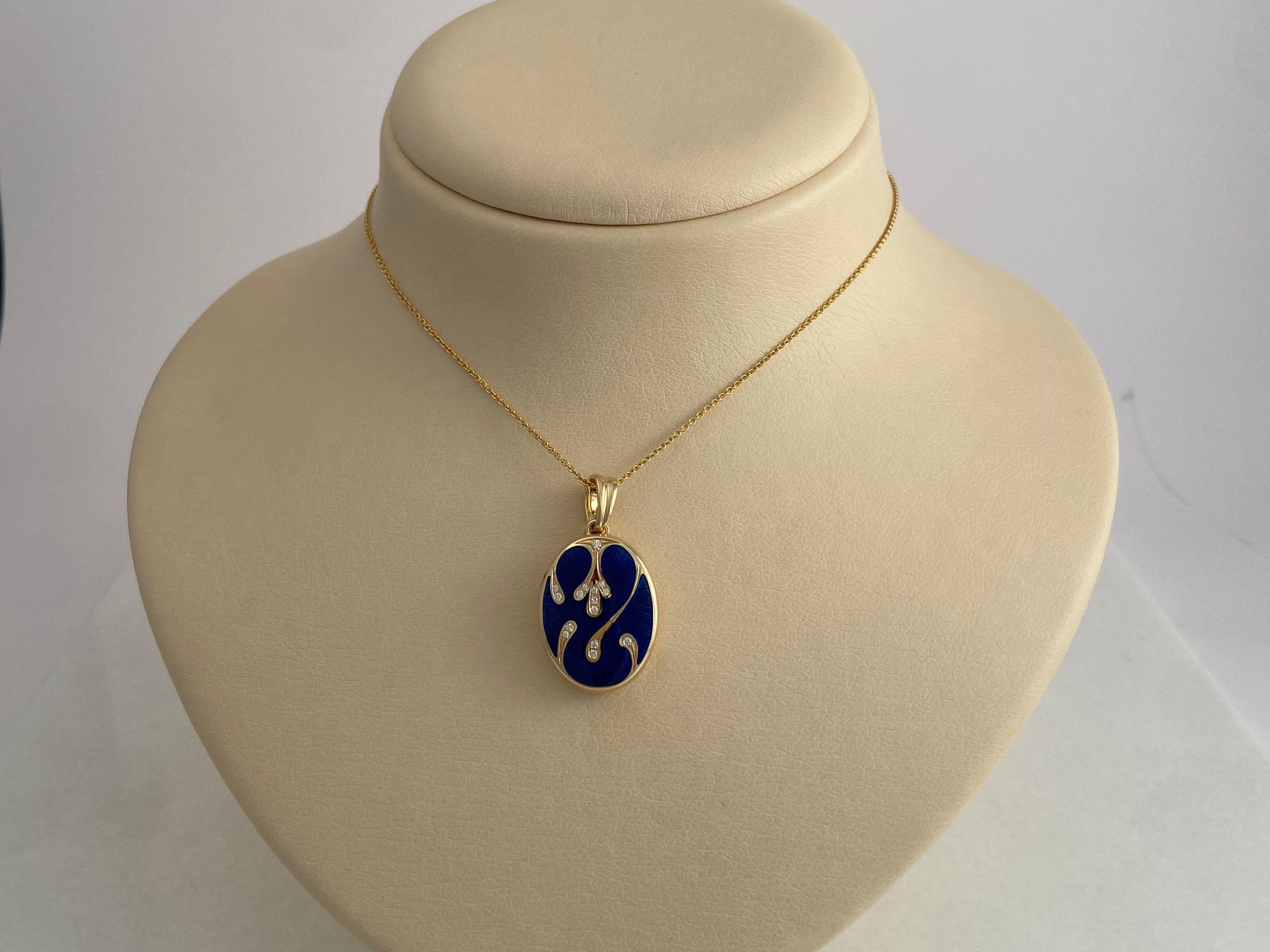 Collier pendentif médaillon ovale en or jaune 18 carats et émail bleu avec 15 diamants 0,16 carat en vente 2