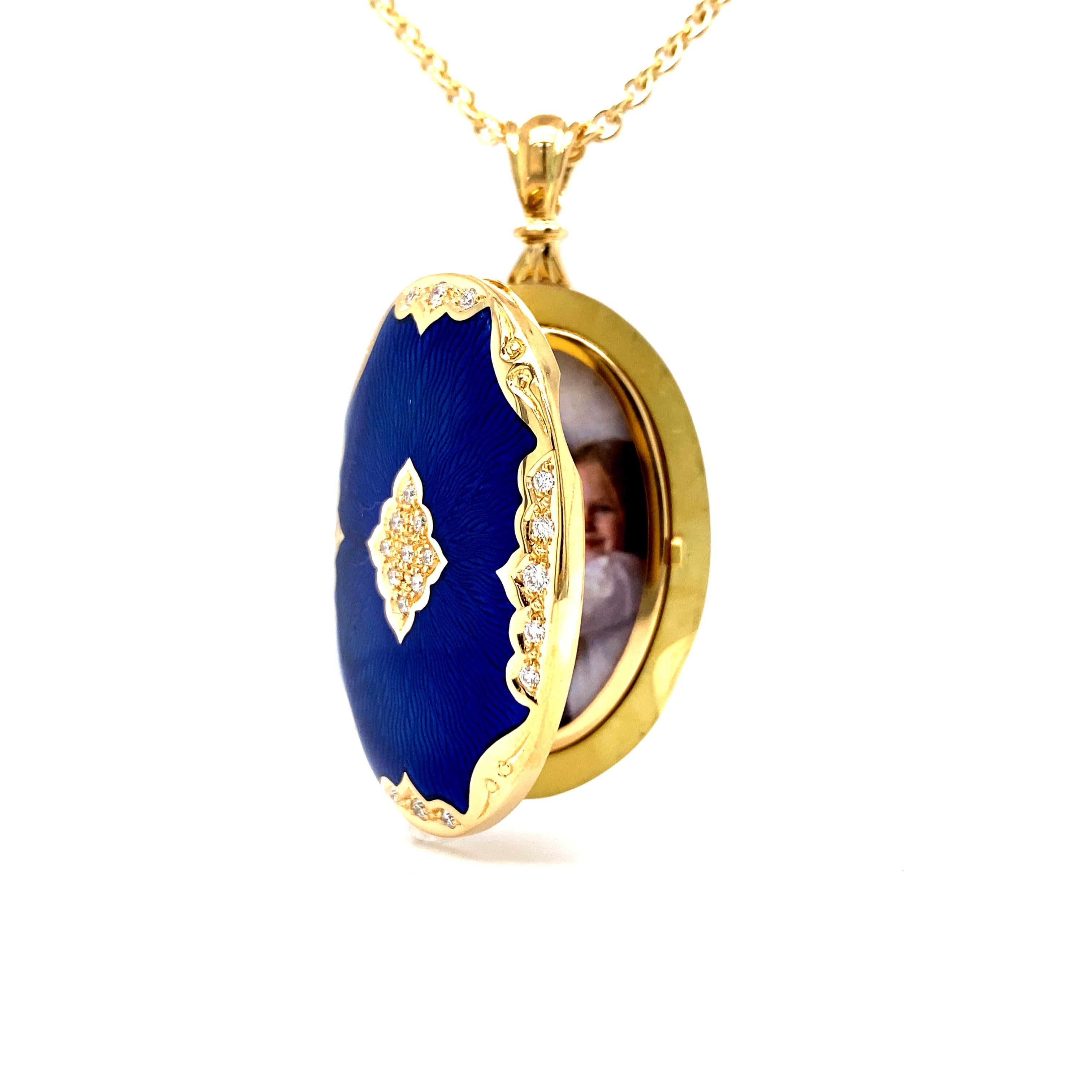 Collier pendentif médaillon ovale en or jaune 18 carats, émail bleu et 25 diamants 0,19 carat en vente 5