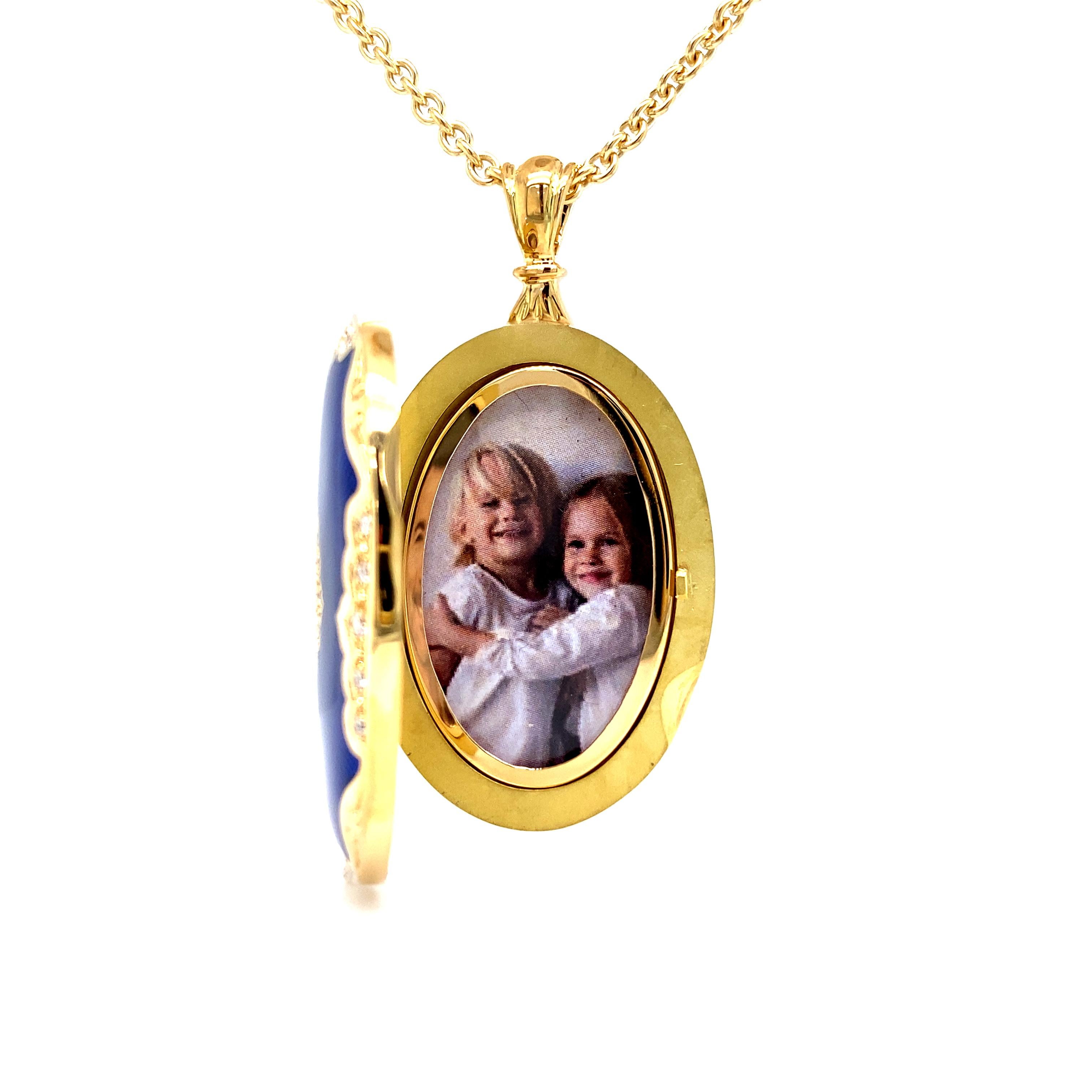 Collier pendentif médaillon ovale en or jaune 18 carats, émail bleu et 25 diamants 0,19 carat en vente 6