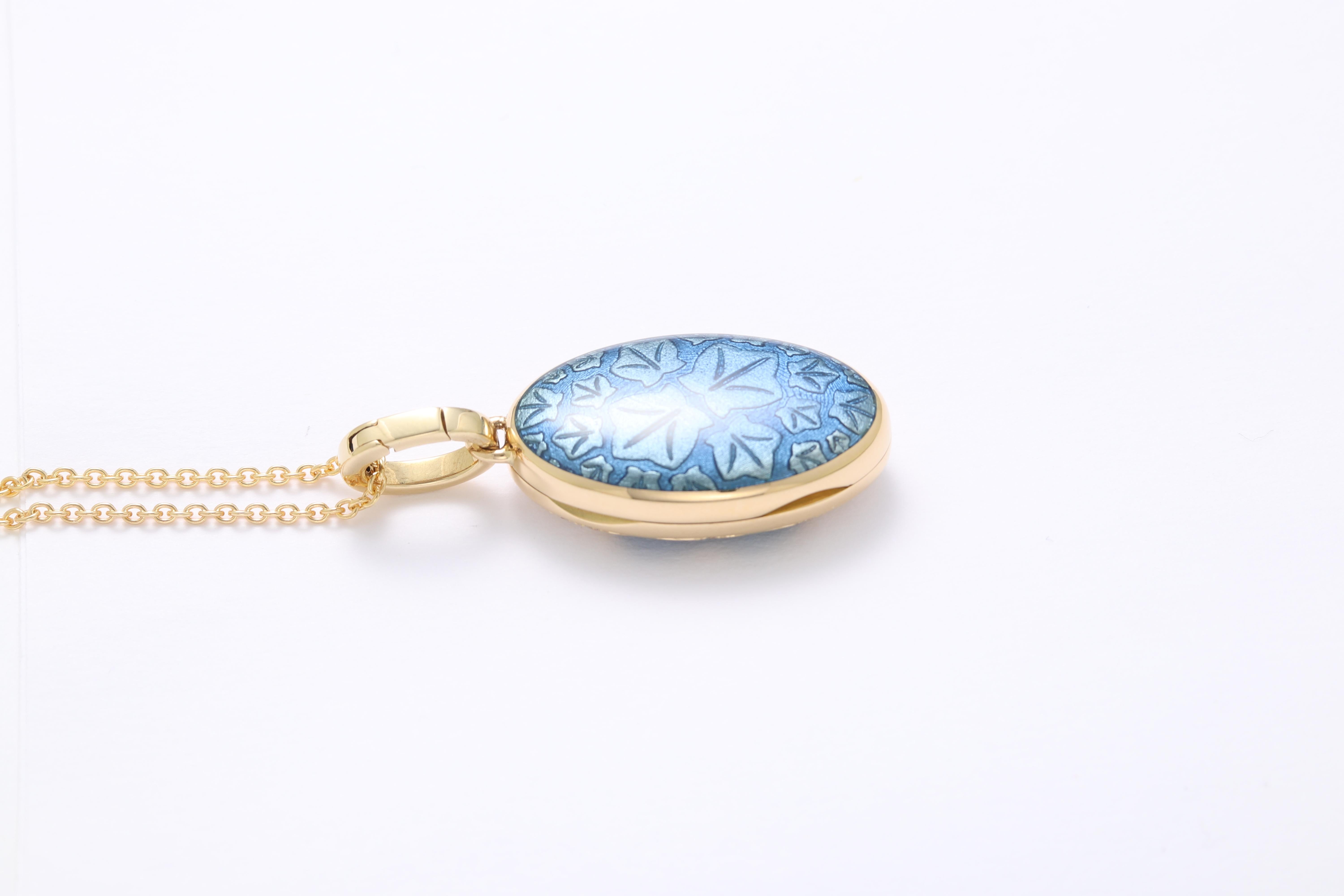 Oval Locket Pendant Necklace- 18k Yellow Gold - Blue Vitreous Enamel 43 Diamonds In New Condition For Sale In Pforzheim, DE