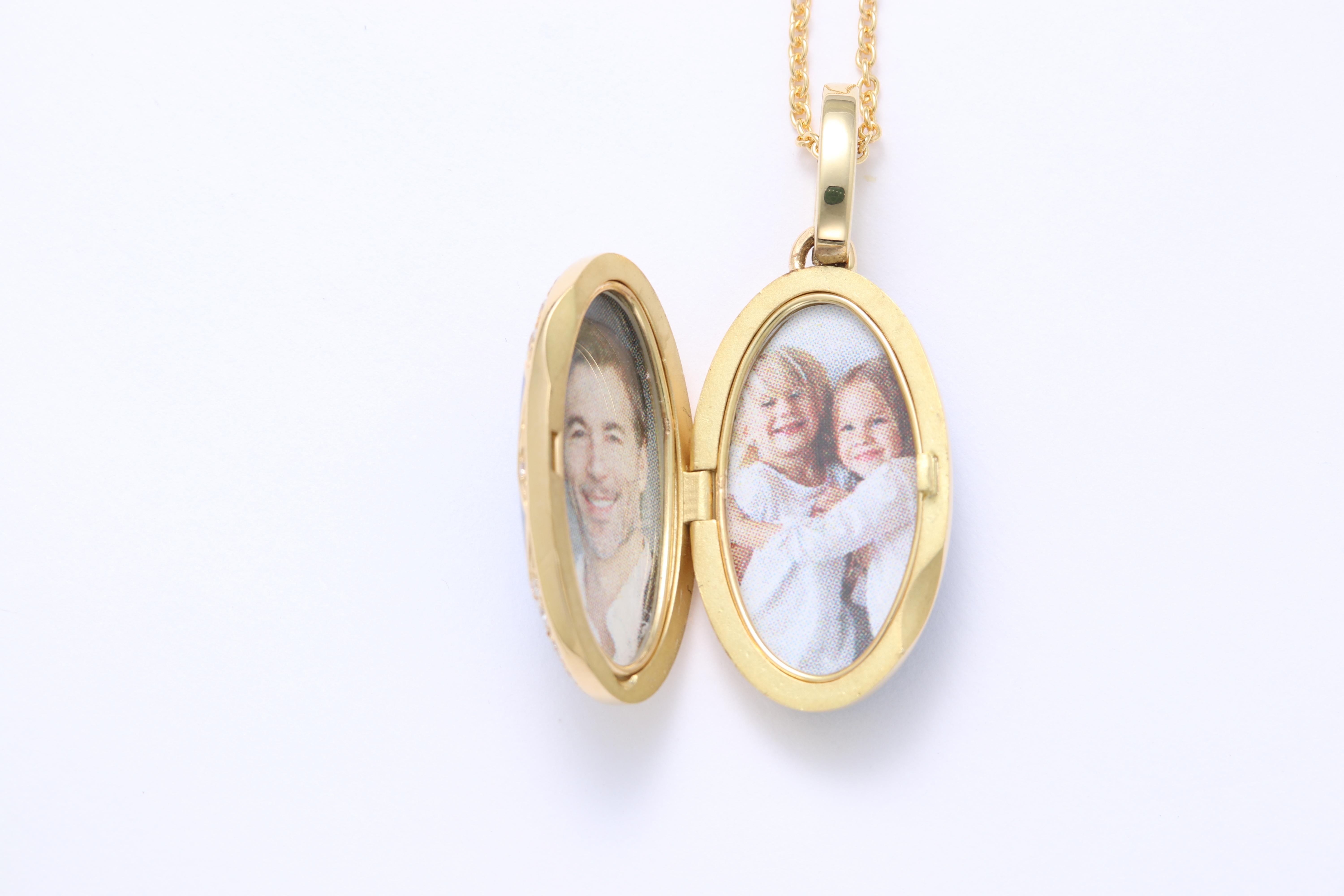 Collier pendentif médaillon ovale en or jaune 18 carats, émail bleu vitreous et 43 diamants Pour femmes en vente