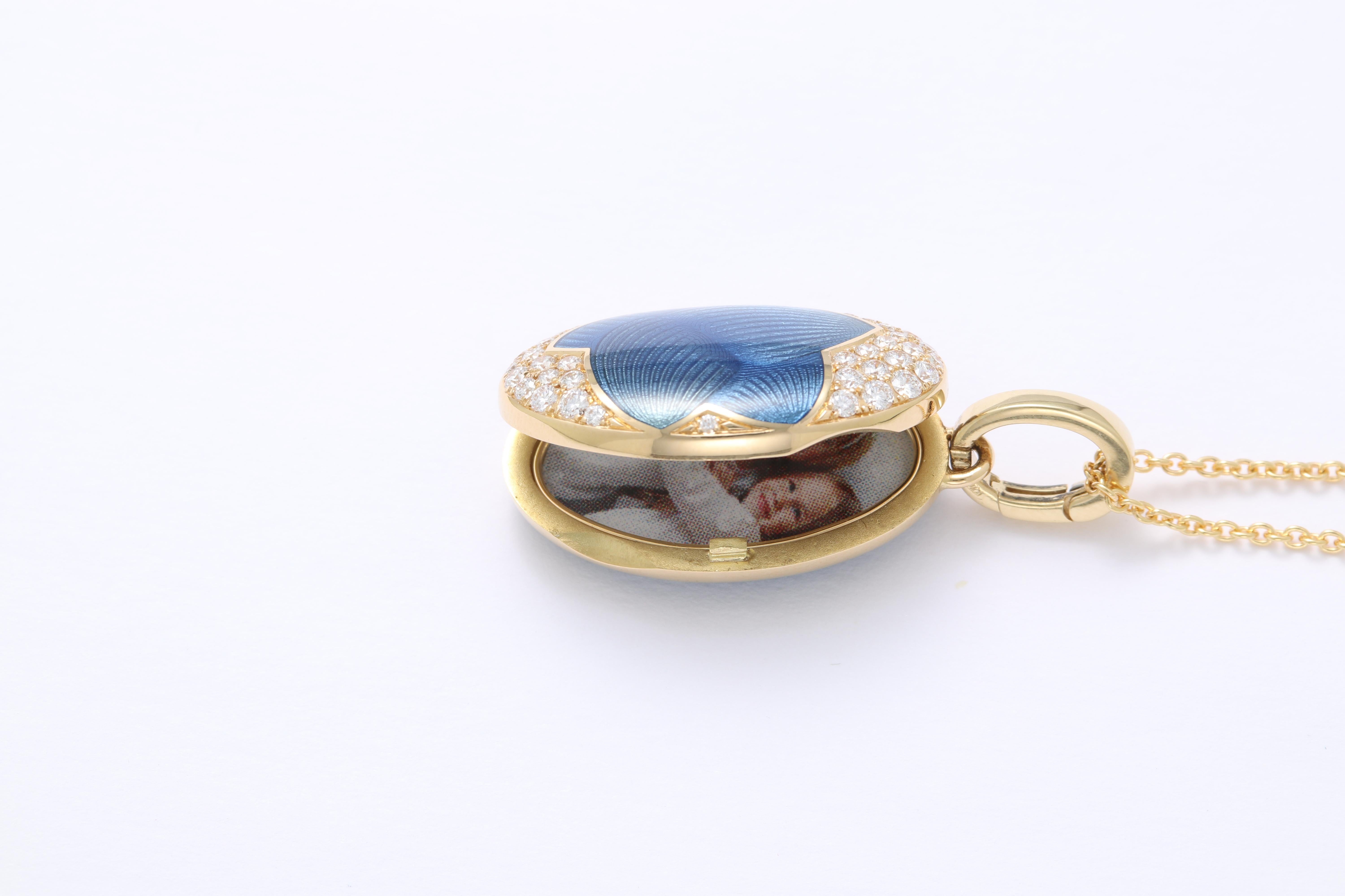 Collier pendentif médaillon ovale en or jaune 18 carats, émail bleu vitreous et 43 diamants en vente 1