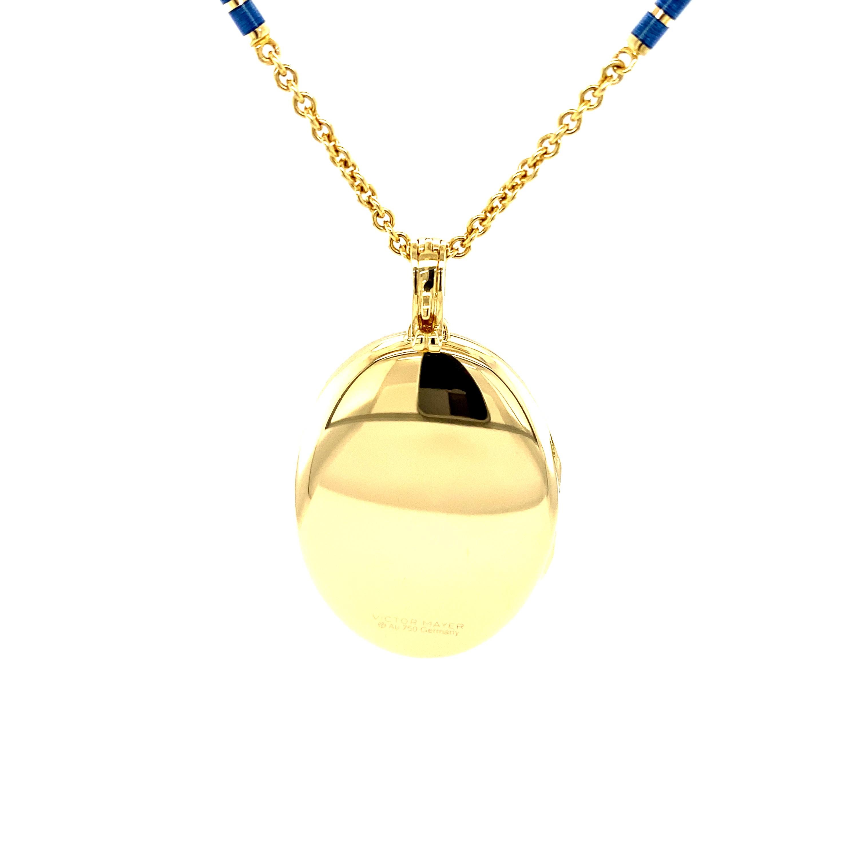 Collier pendentif médaillon ovale et chaîne à maillons en or jaune 18 carats et émail en vente 5