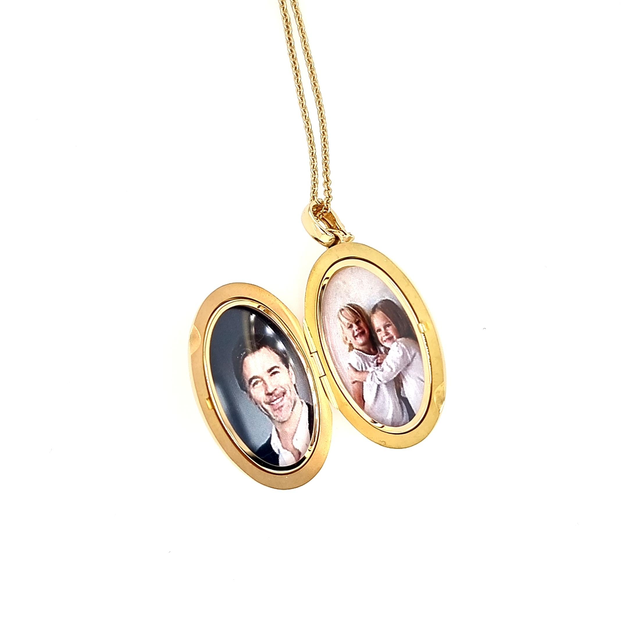 Collier pendentif médaillon ovale et chaîne à maillons en or jaune 18 carats et émail en vente 2