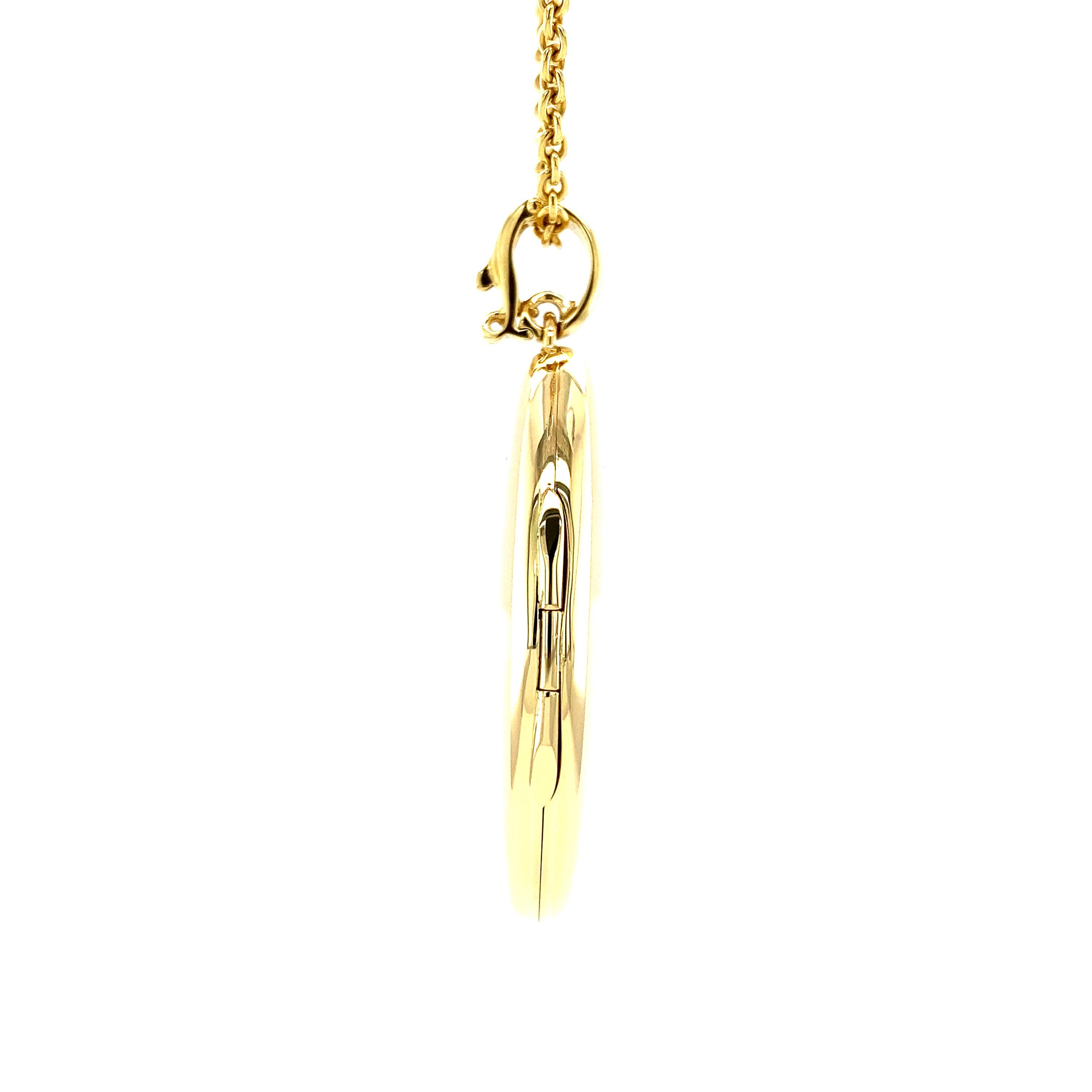 Collier pendentif médaillon ovale et chaîne à maillons en or jaune 18 carats et émail en vente 4
