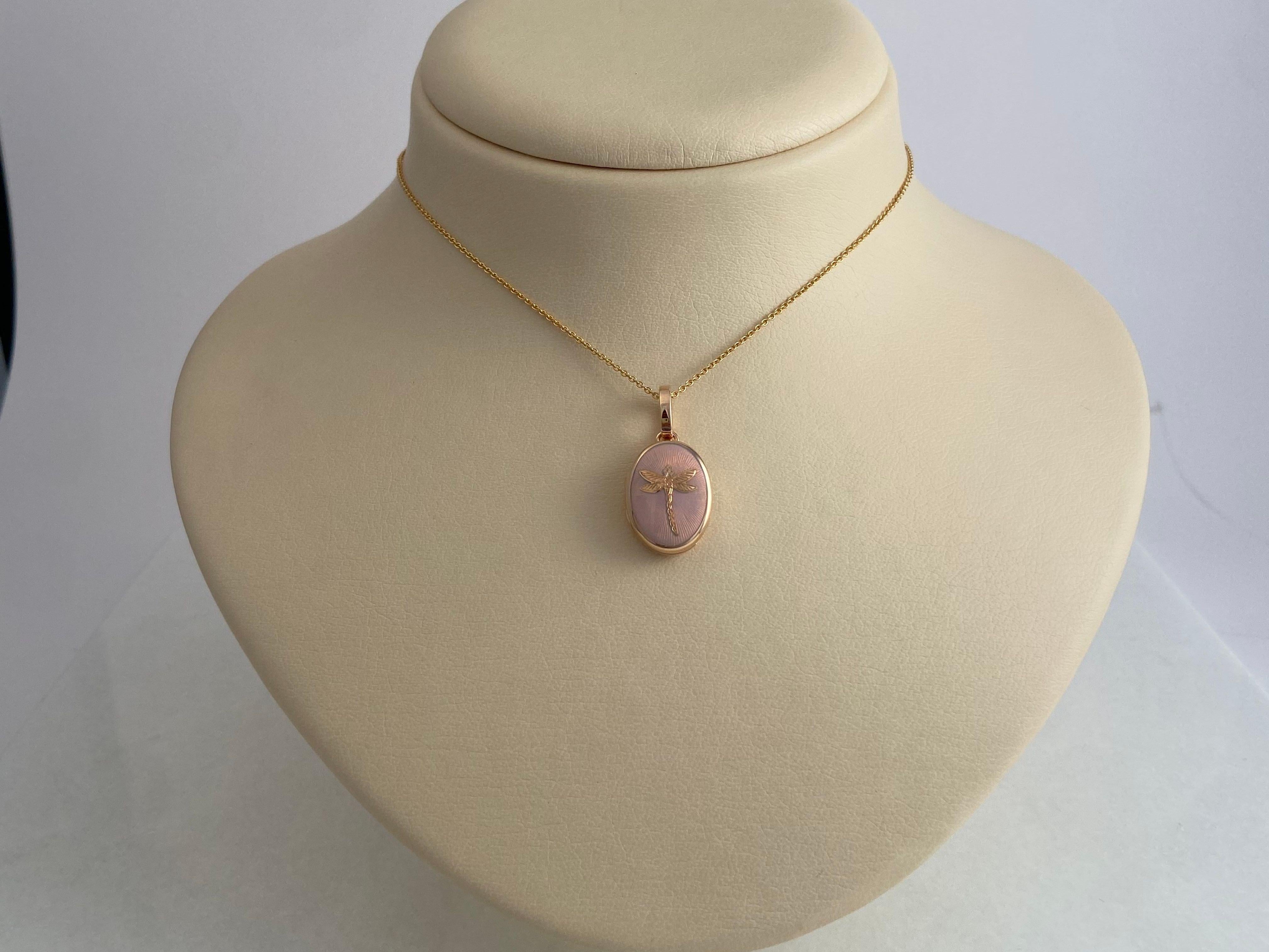 Oval Locket Pendant Necklace Dragonfly - 18k Rose Gold - Opalescent Pink Enamel In New Condition For Sale In Pforzheim, DE