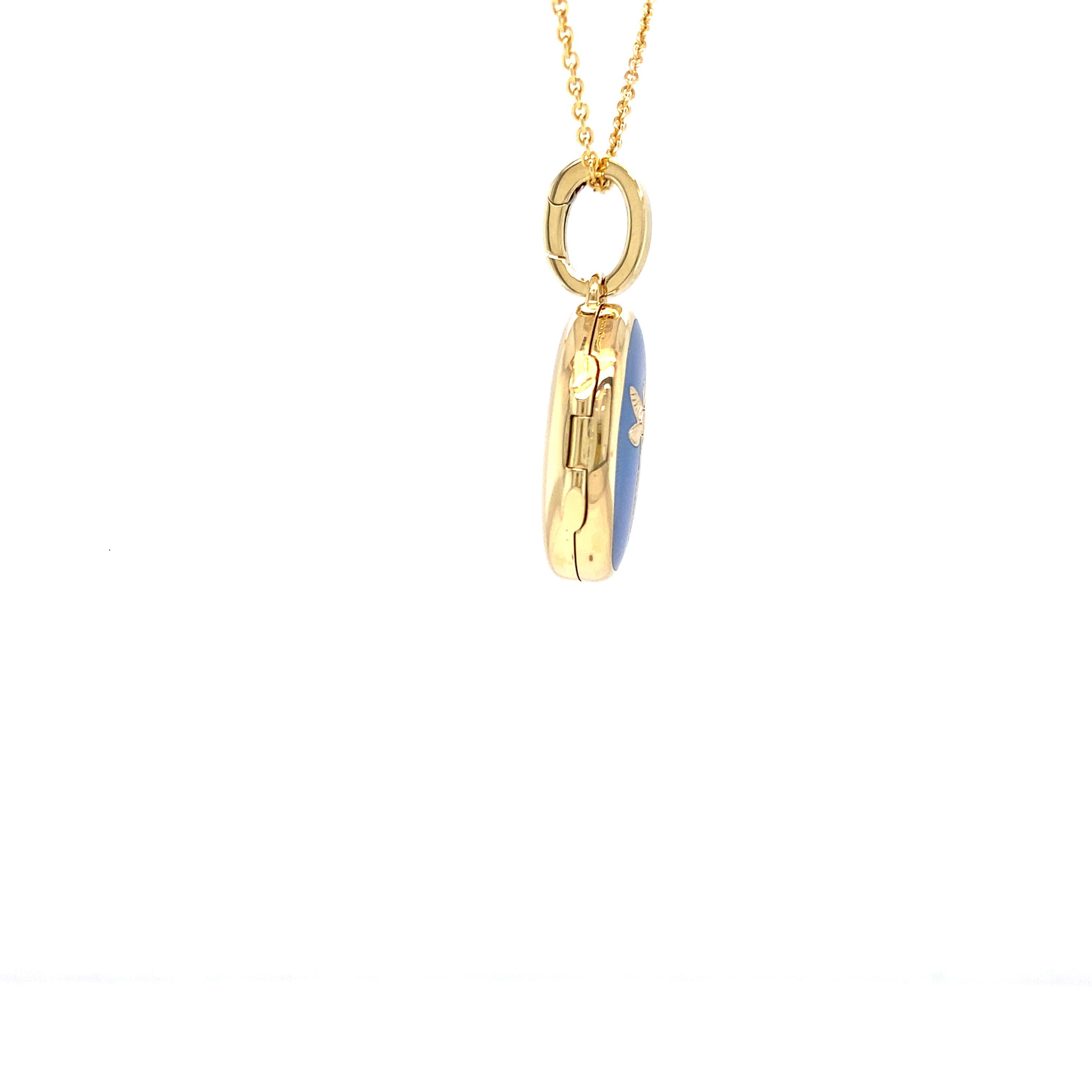 Oval Locket Pendant Necklace Dragonfly 18k Yellow Gold - Opalescent Blue Enamel For Sale 1