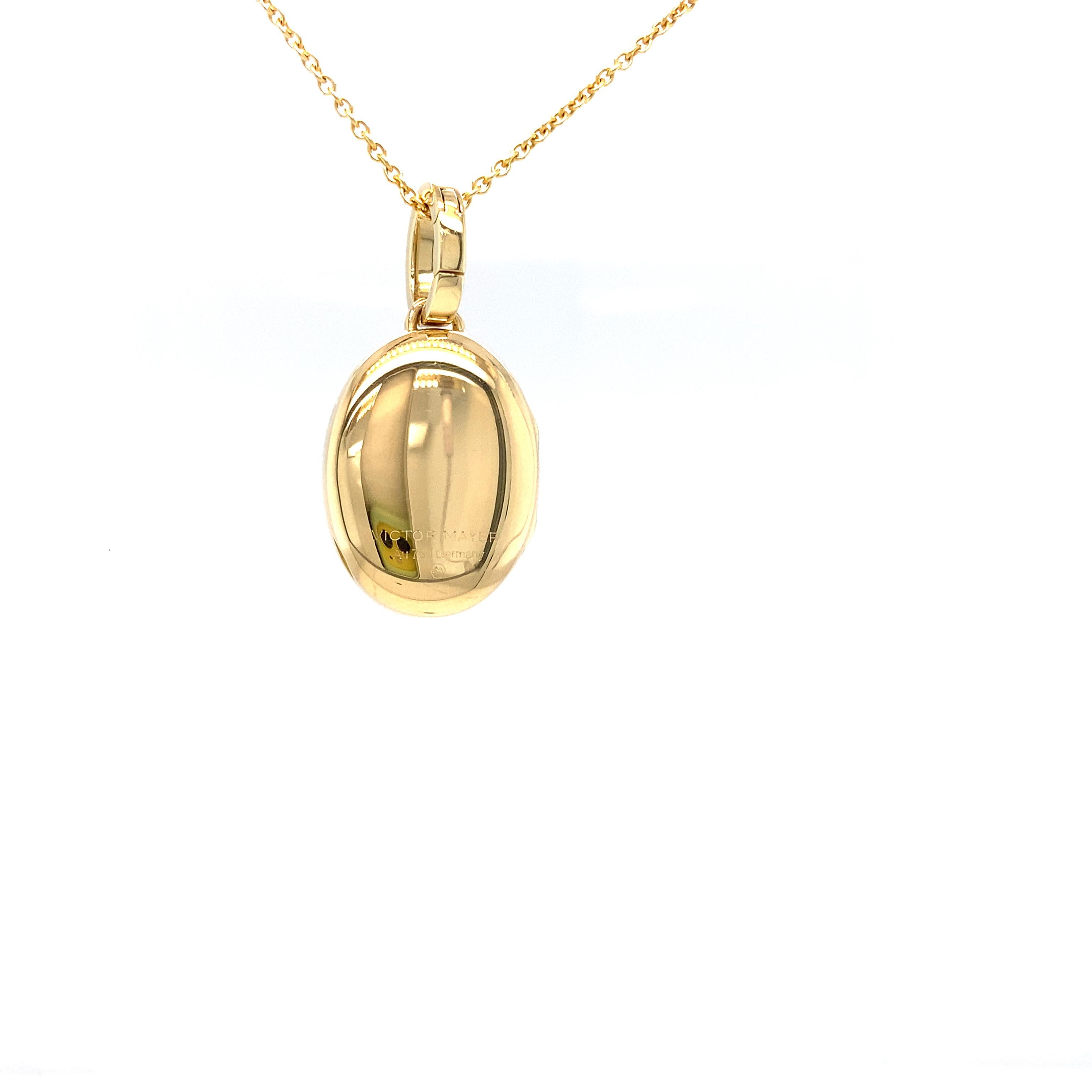Oval Locket Pendant Necklace Dragonfly 18k Yellow Gold White Guilloche Enamel In New Condition For Sale In Pforzheim, DE