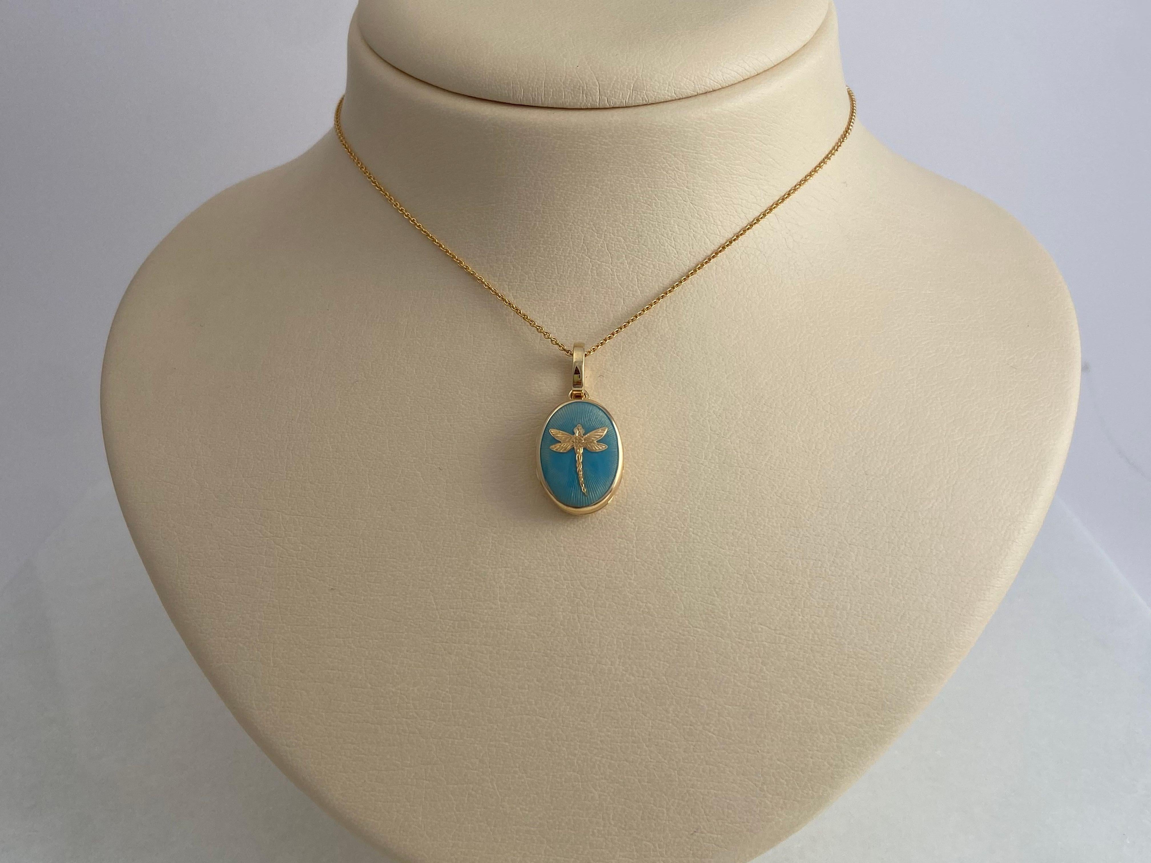 Collier pendentif libellule ovale en or jaune 18 carats et émail turquoise en vente 3