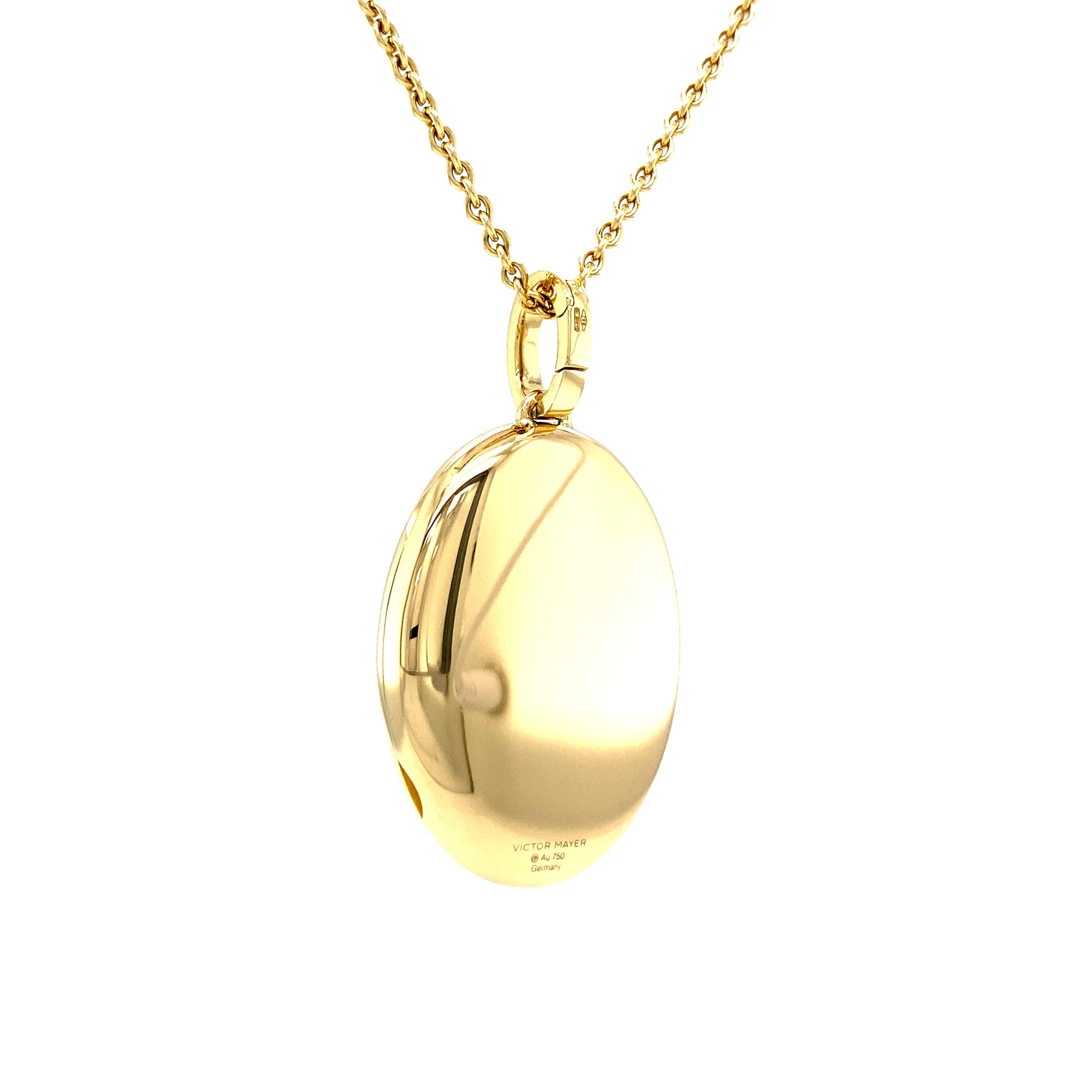 Oval Locket Pendant Necklace Scroll Engraving 18k Yellow Gold 23.0 x 32.0 mm For Sale 3