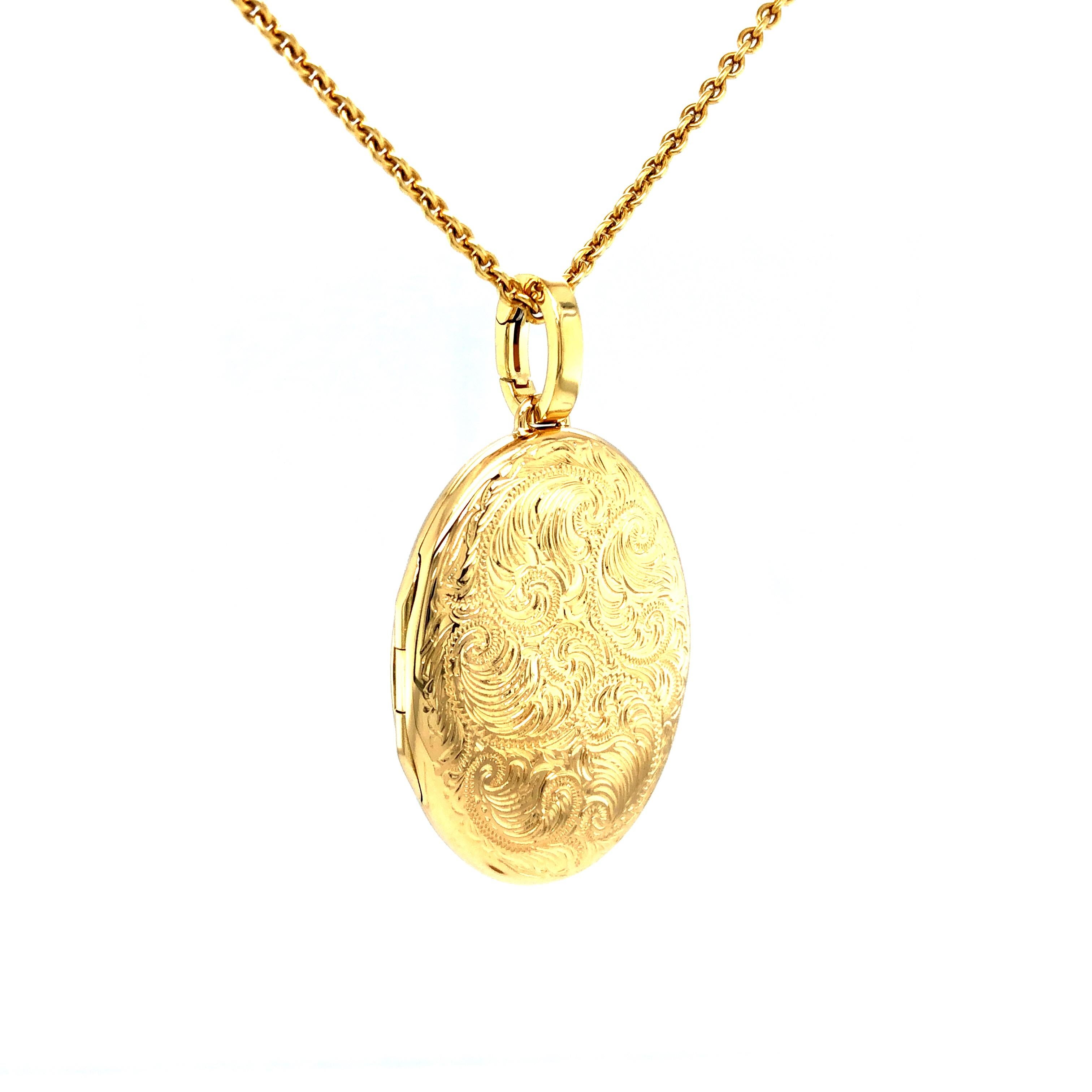 Belle Époque Oval Locket Pendant Necklace Scroll Engraving 18k Yellow Gold 23.0 x 32.0 mm For Sale