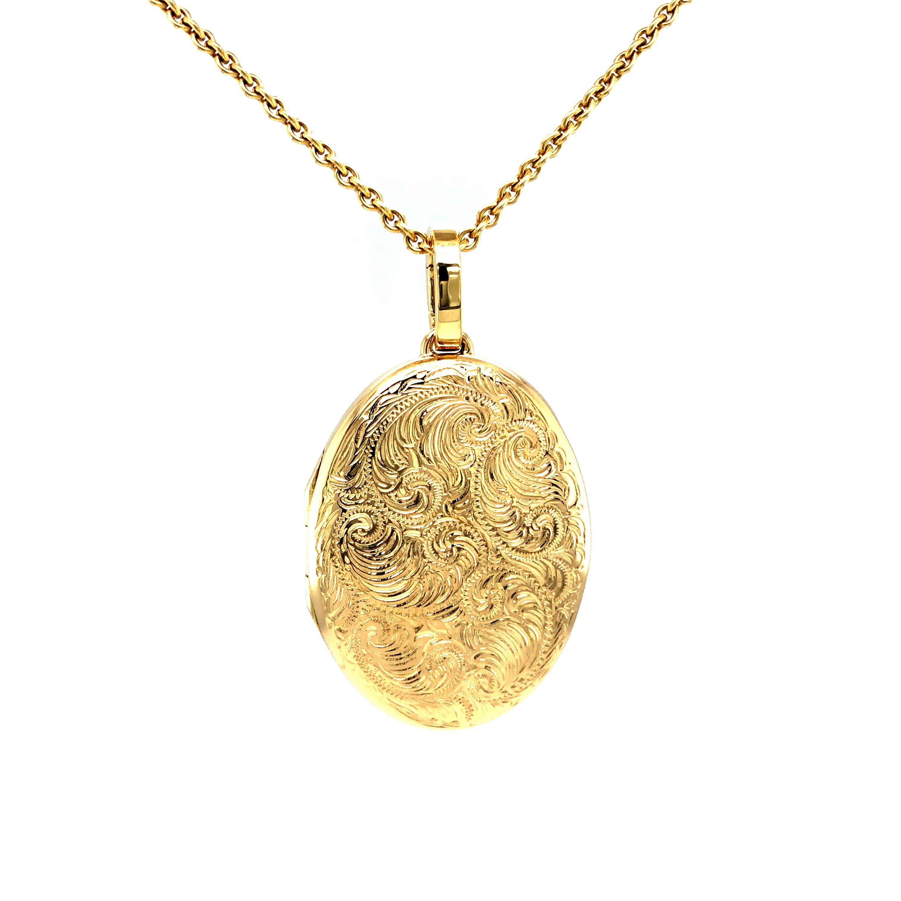 Oval Locket Pendant Necklace Scroll Engraving 18k Yellow Gold 23.0 x 32.0 mm In New Condition For Sale In Pforzheim, DE
