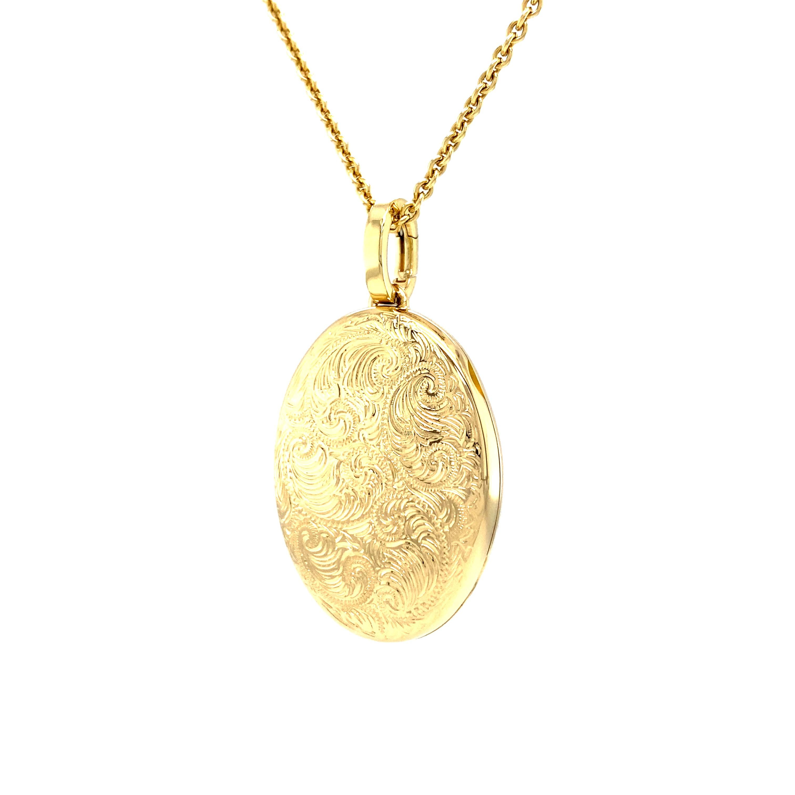 Oval Locket Pendant Necklace Scroll Engraving 18k Yellow Gold 23.0 x 32.0 mm For Sale 2