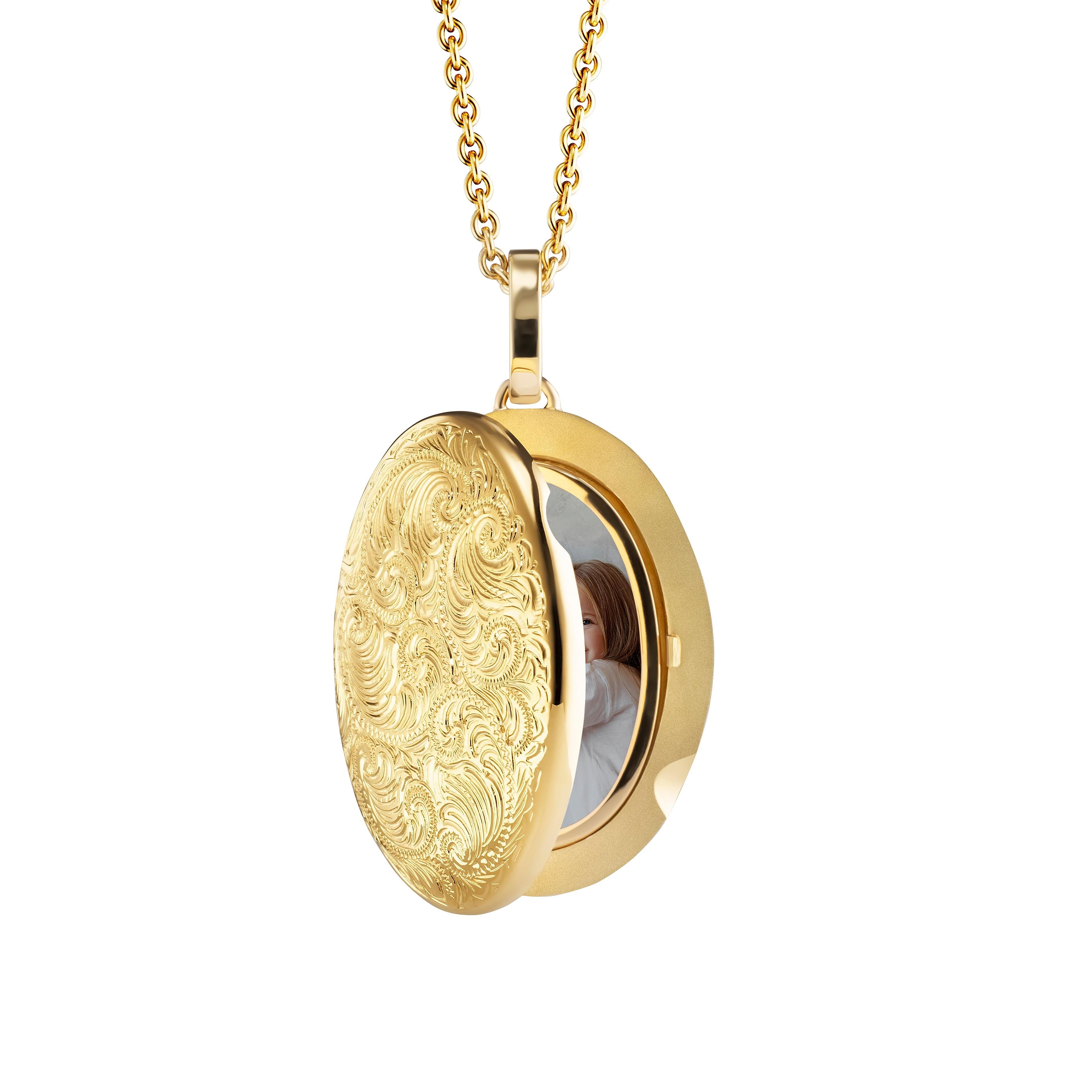 Belle Époque Oval Locket Pendant with Scroll Engraving - 18k Yellow Gold - 32.0 x 23.0 mm For Sale