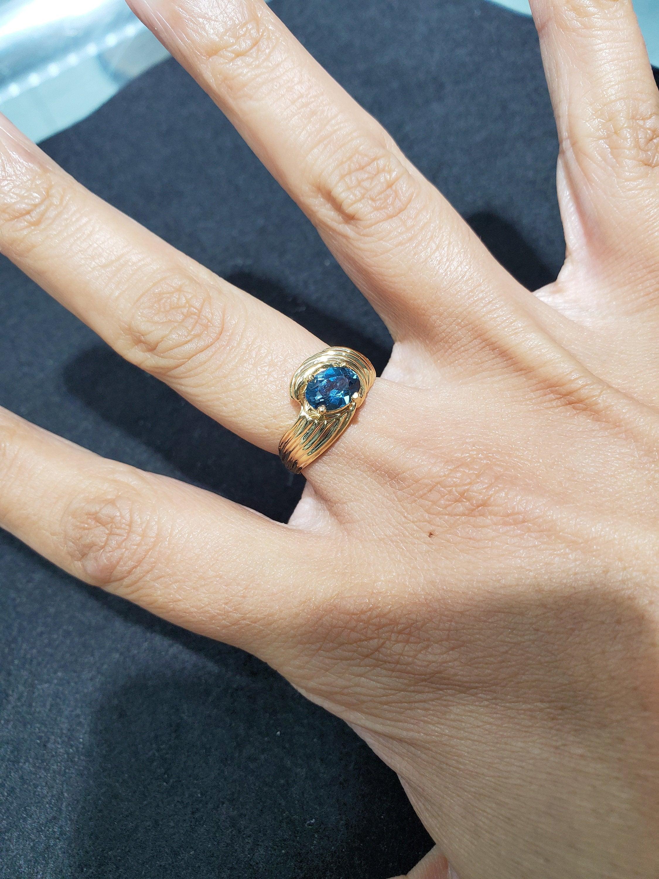 ♥ Sommaire du produit ♥

Pierre principale : Topaze bleue de Londres
Matériau du bracelet : Or jaune 14k
Taille de la pierre : Ovale
Taille : 5 grammes
Taille : 6.5

Les diamants et les pierres précieuses ne sont ni simulés ni créés en laboratoire.