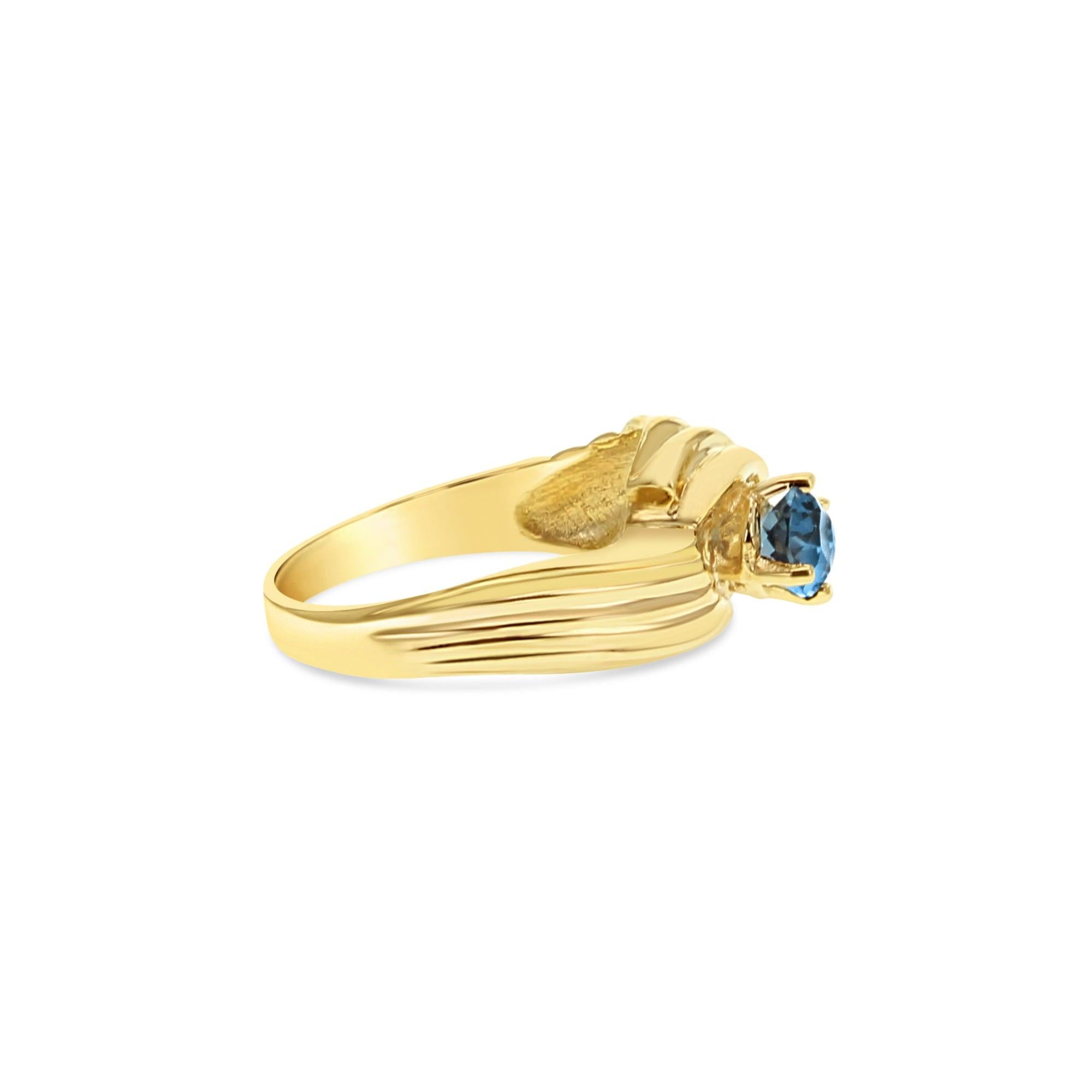 Taille ovale Bague ovale en or jaune 14k avec topaze bleue de Londres en vente