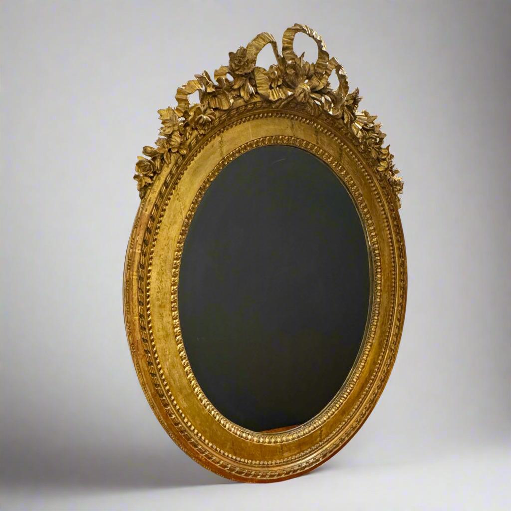 Français Miroir ovale Louis XVI en bois doré en vente