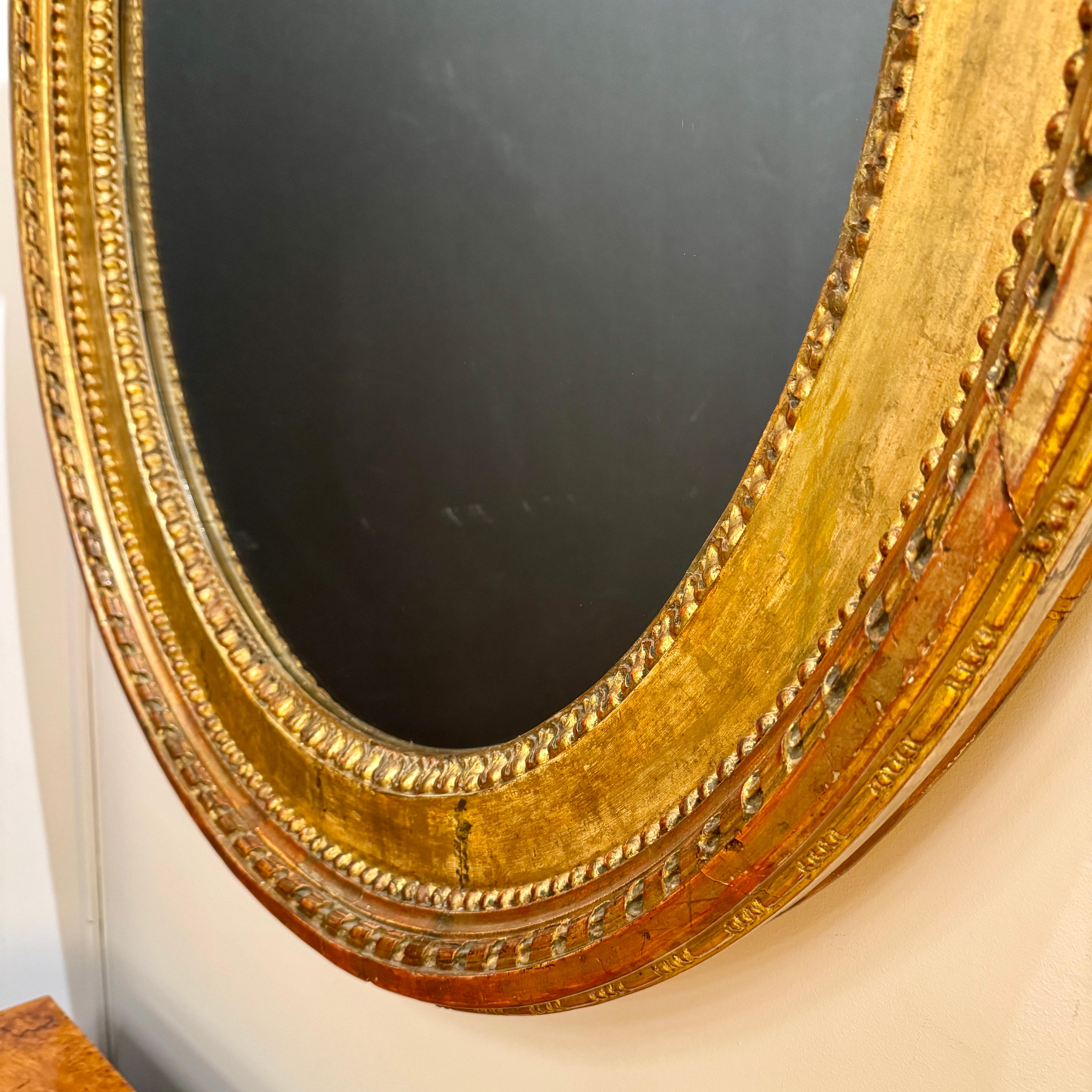 Doré Miroir ovale Louis XVI en bois doré en vente