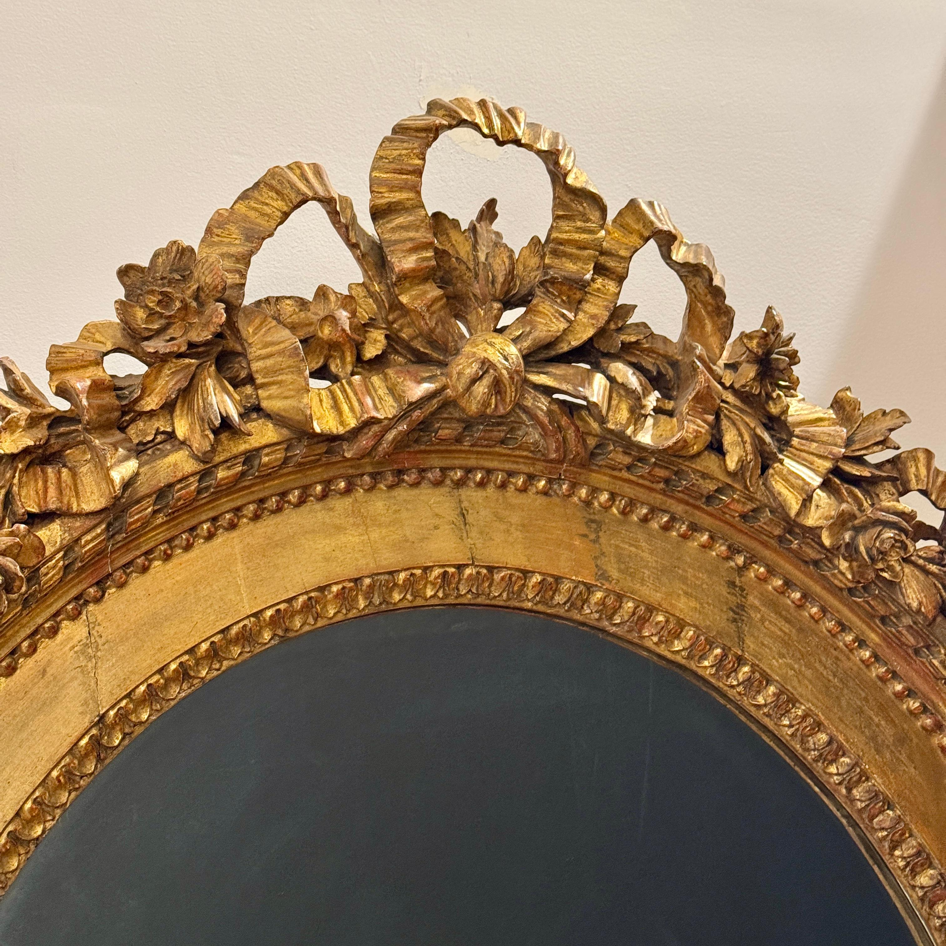 Miroir ovale Louis XVI en bois doré Bon état - En vente à New York, NY