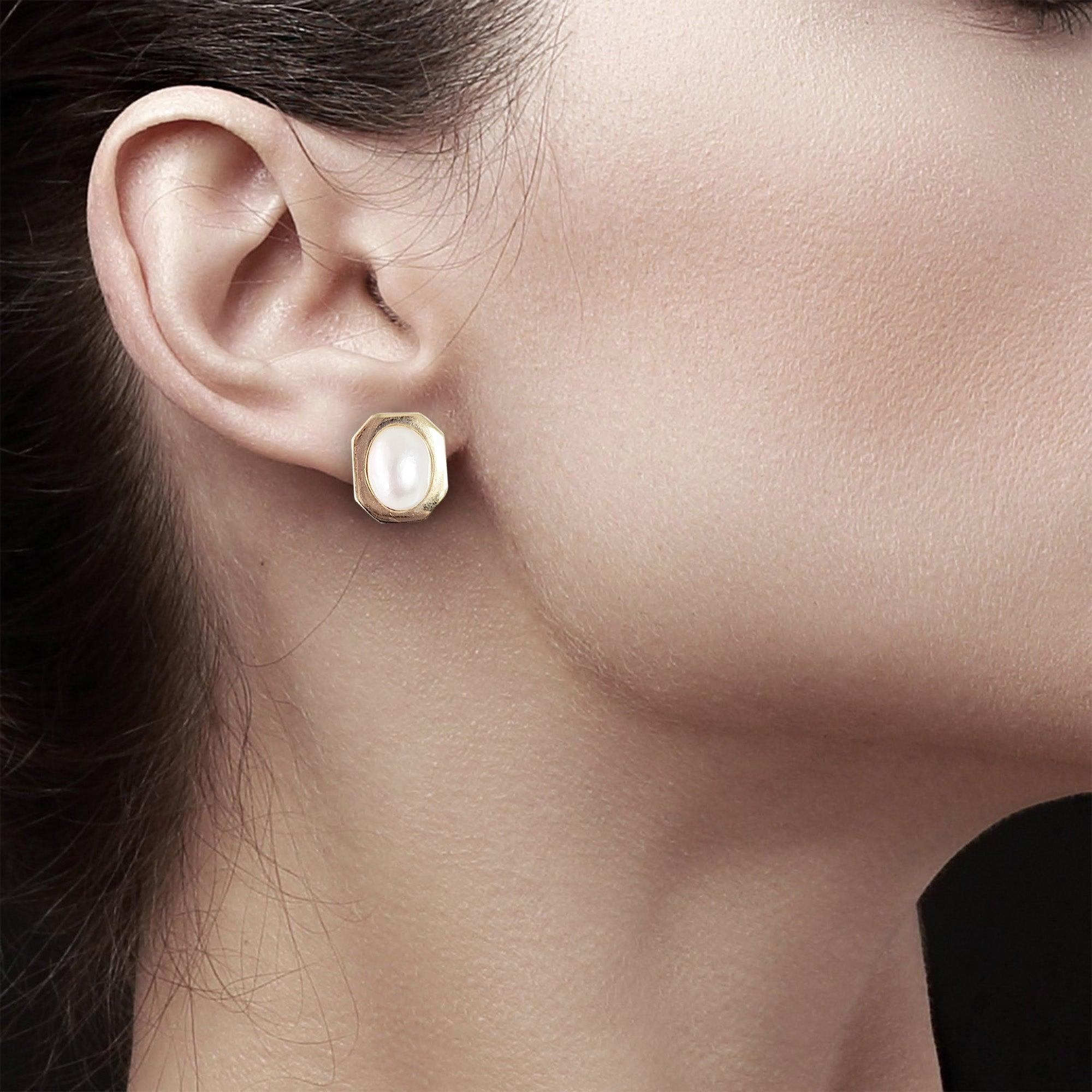 ♥ Product Summary ♥

Main Stone: Mabe Pearl
Metal Choice: 14K Yellow Gold
Dimensions: 17mm x 15mm
Weight: 6 grams
Closure: Omega Clip On