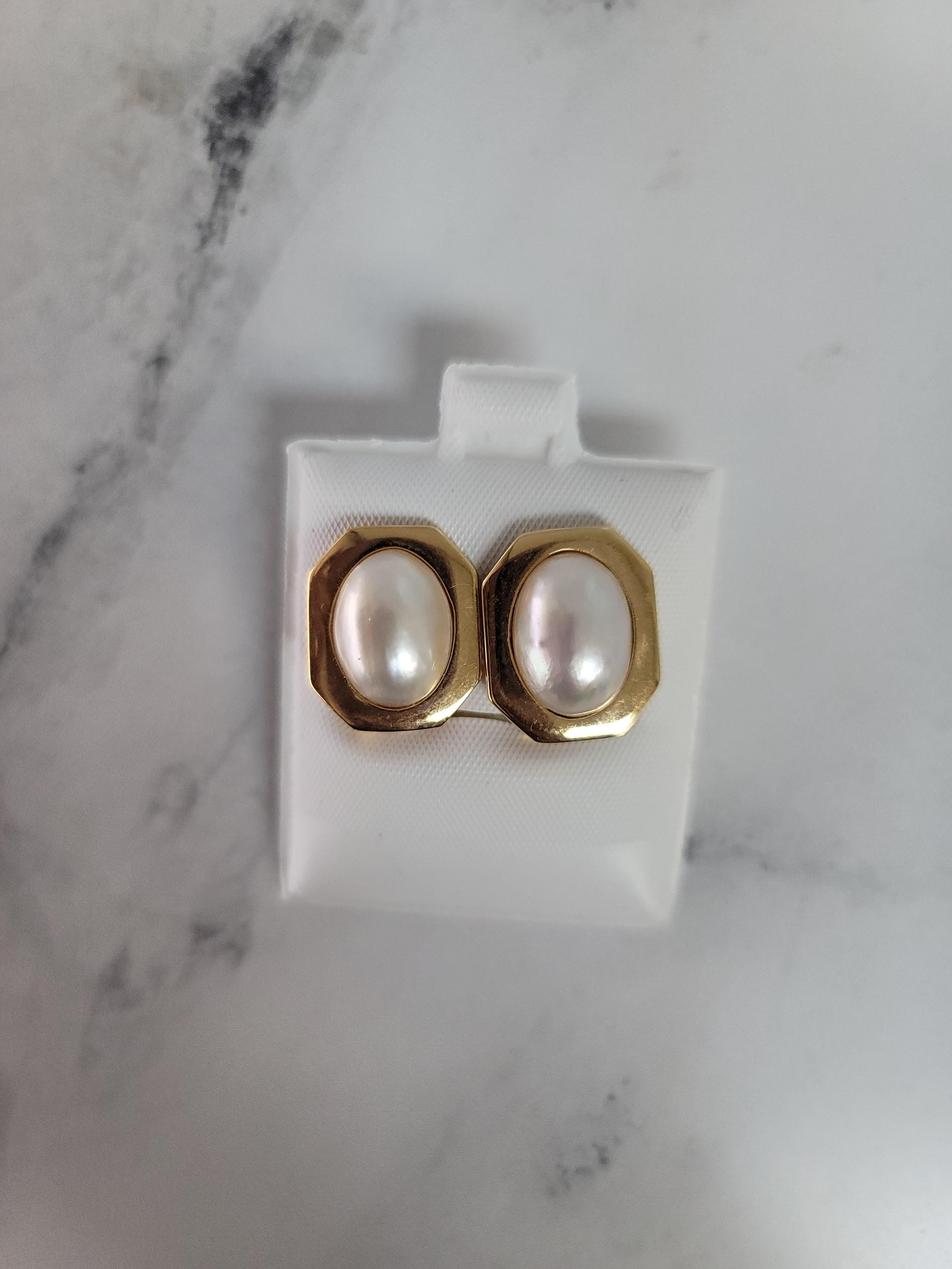 Oval Mabe Pearl Earrings with Polished Hexagon Bezel In New Condition For Sale In Sugar Land, TX