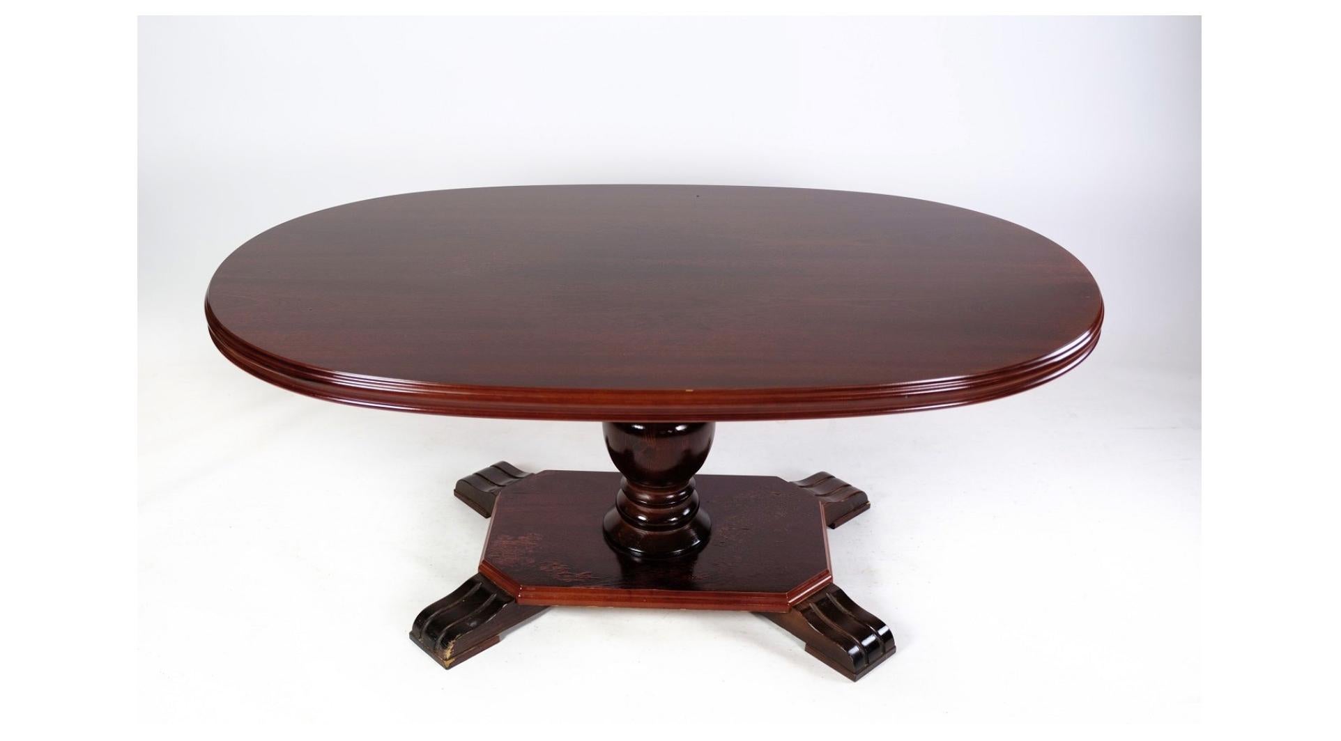 Oval mahogany coffee table from around the 1930s.
Dimensions in cm: H: 55 W: 126 D: 75
Beautiful condition.