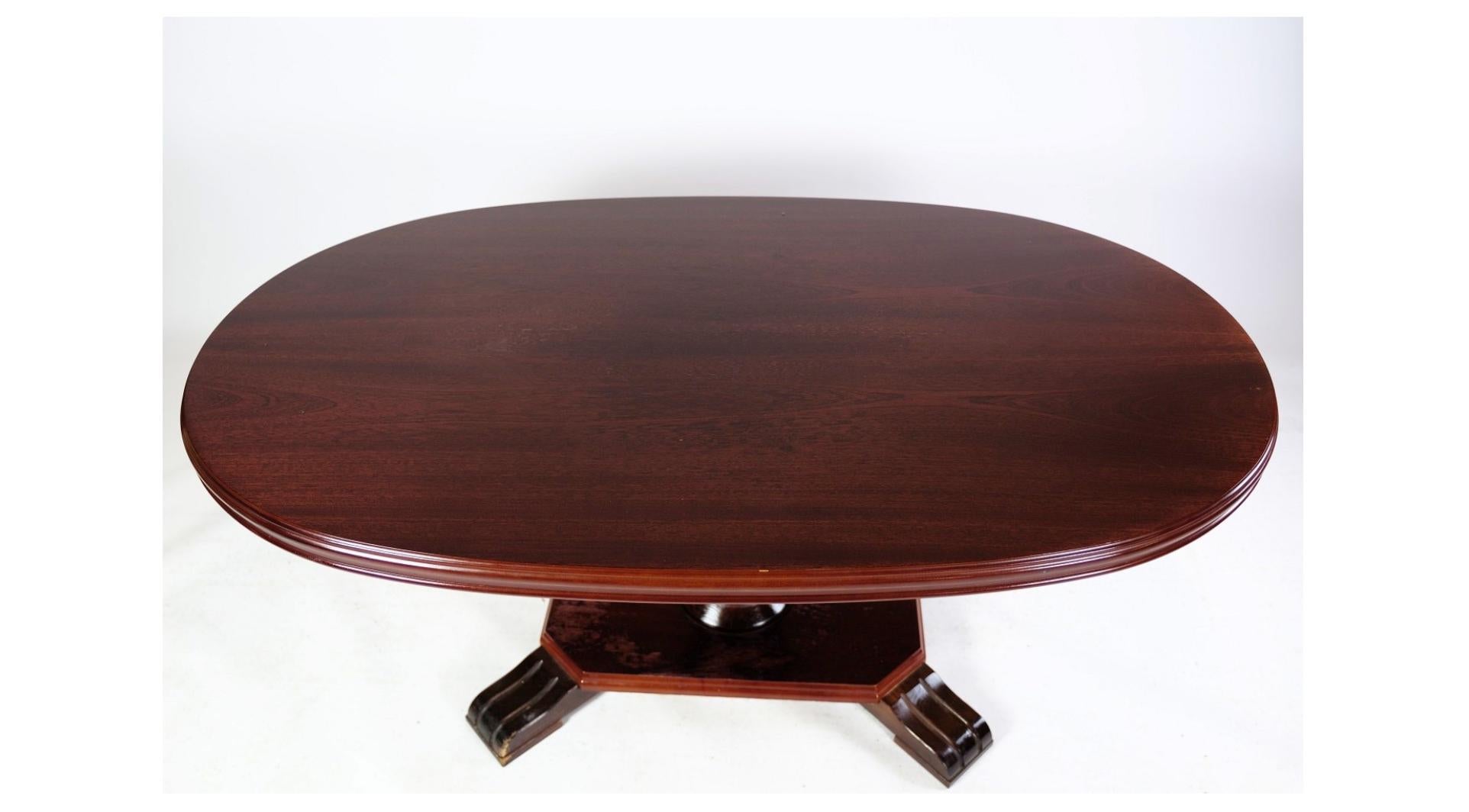 Oval Mahogany Coffee Table from Around the 1930s In Excellent Condition In Lejre, DK
