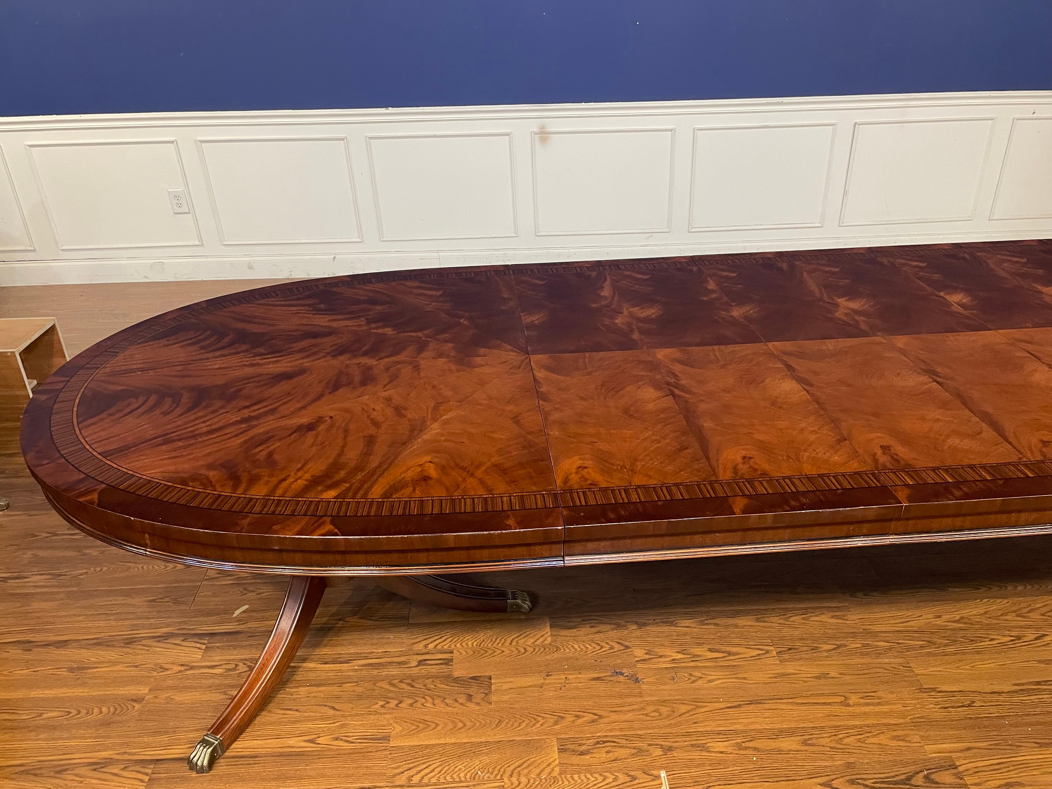 Mesa de comedor ovalada de caoba de Leighton Hall - Por encargo en venta 3