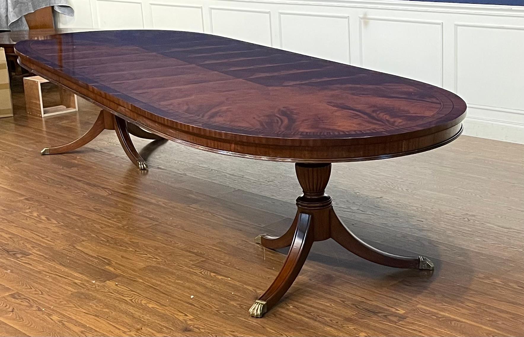 Mesa de comedor ovalada de caoba de Leighton Hall - Por encargo en venta 7