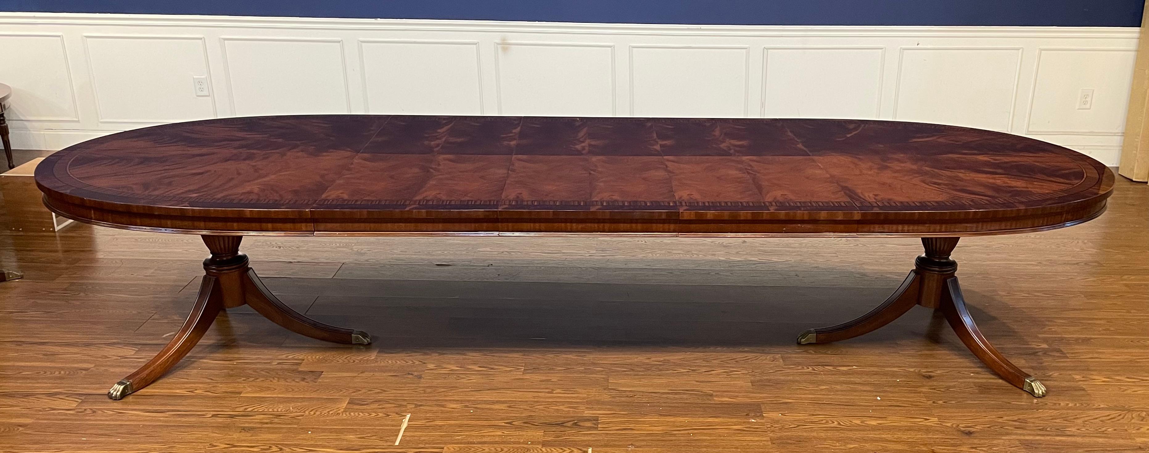 Mesa de comedor ovalada de caoba de Leighton Hall - Por encargo Estadounidense en venta