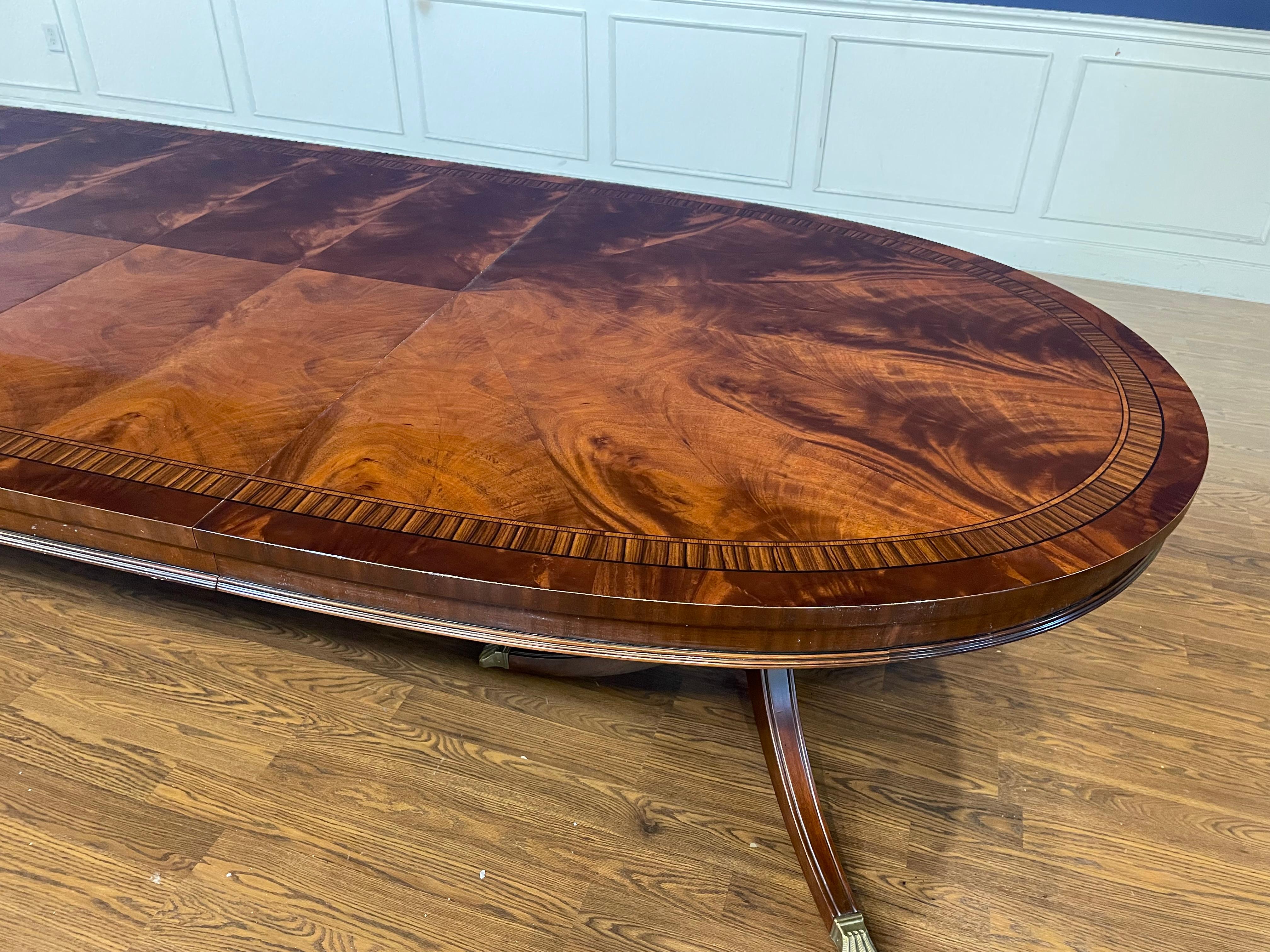 Mesa de comedor ovalada de caoba de Leighton Hall - Por encargo Caoba en venta