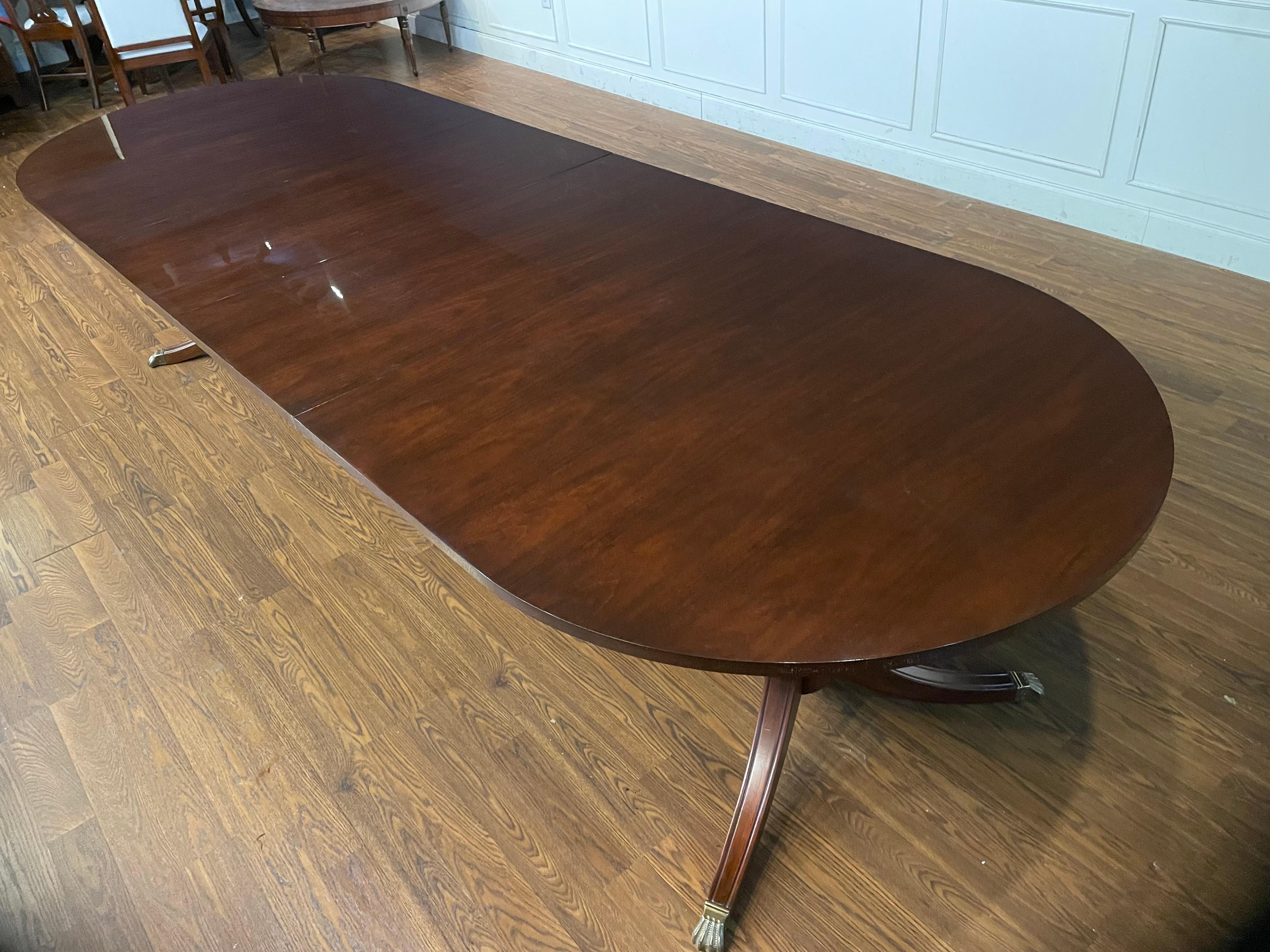 Table de salle à manger ovale à double piédestal en acajou de Leighton Hall, fabriquée sur commande en vente 3