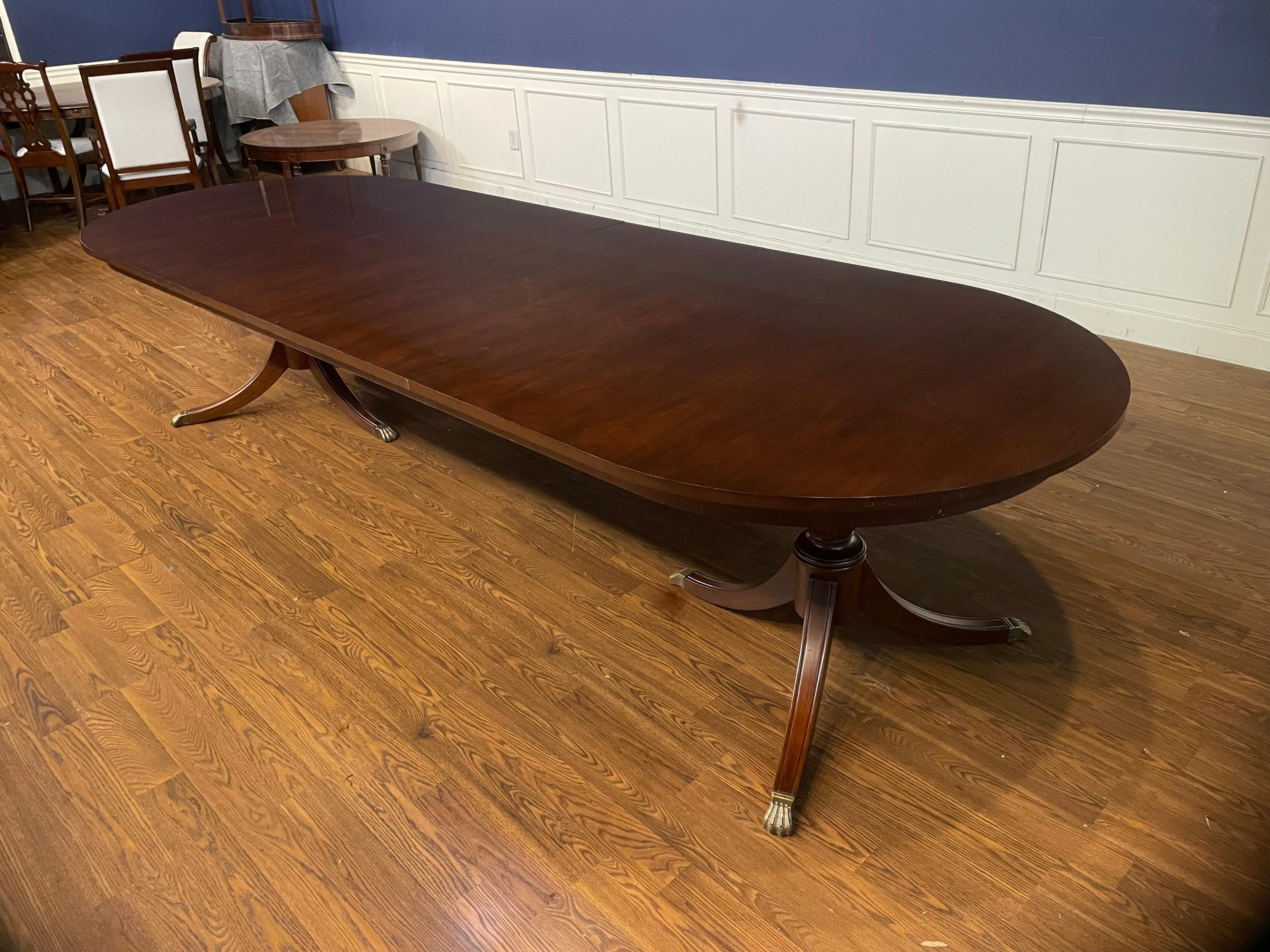 Table de salle à manger ovale à double piédestal en acajou de Leighton Hall, fabriquée sur commande en vente 4