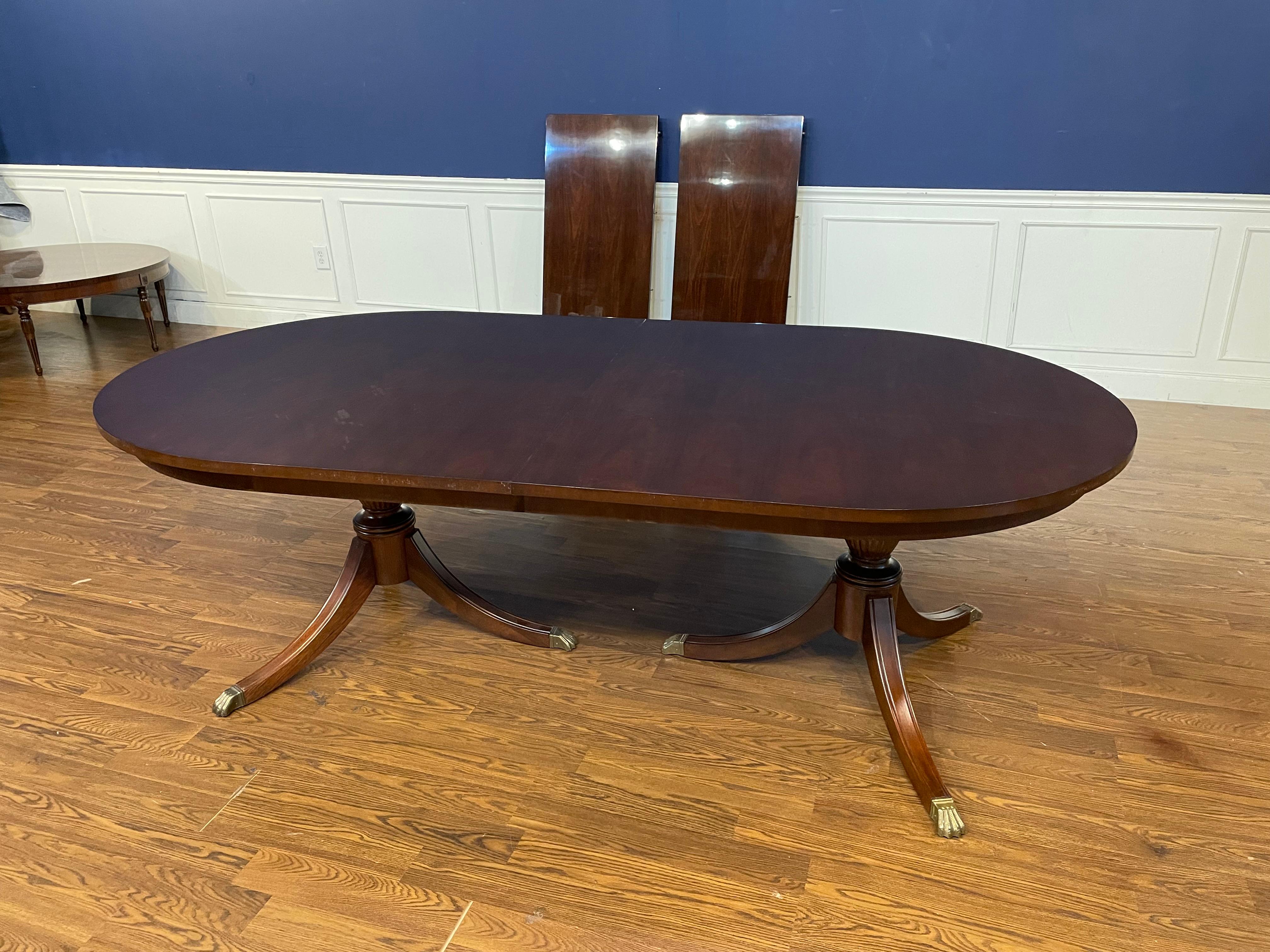 Table de salle à manger ovale à double piédestal en acajou de Leighton Hall, fabriquée sur commande en vente 5