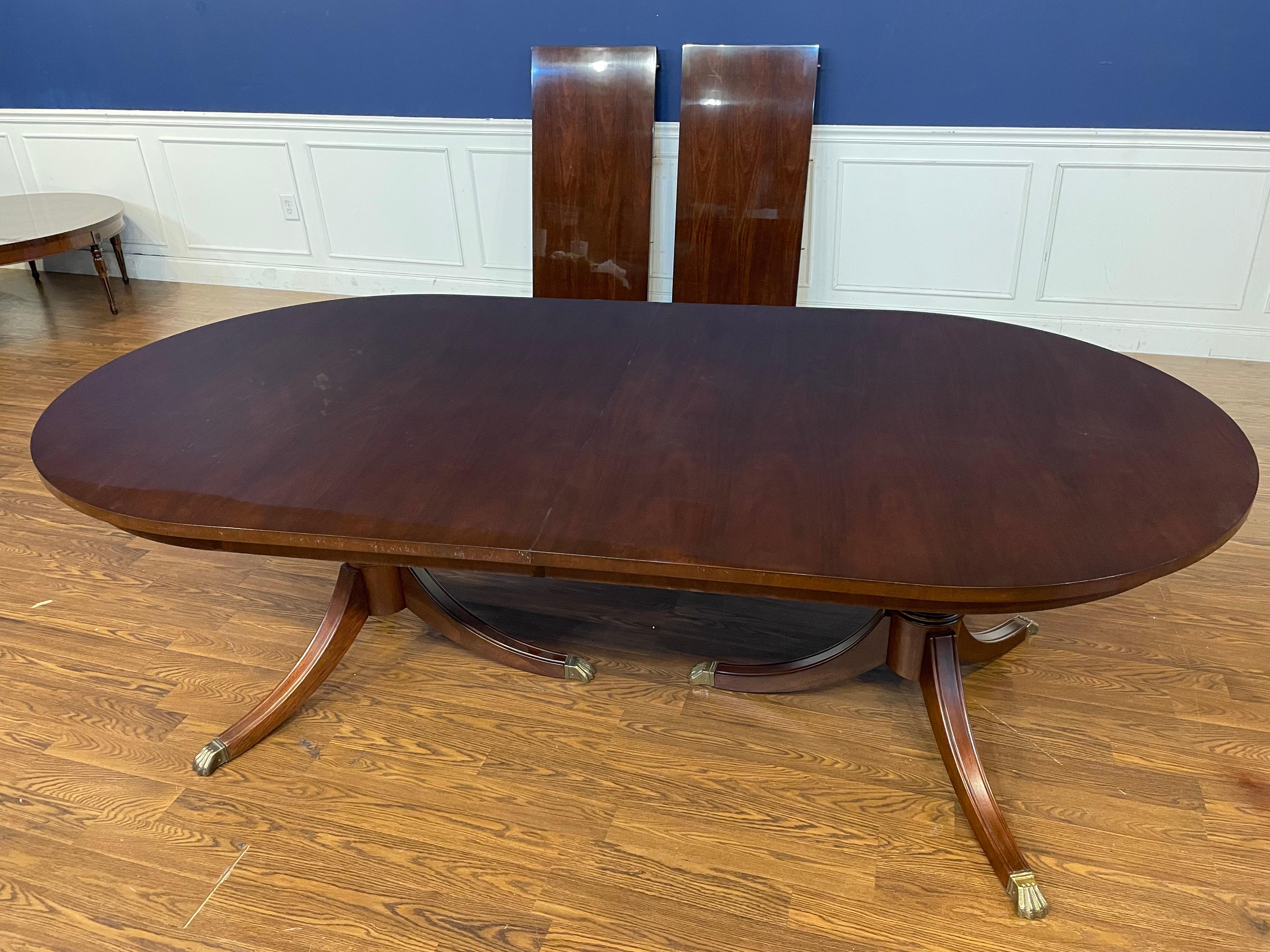 Table de salle à manger ovale à double piédestal en acajou de Leighton Hall, fabriquée sur commande en vente 6