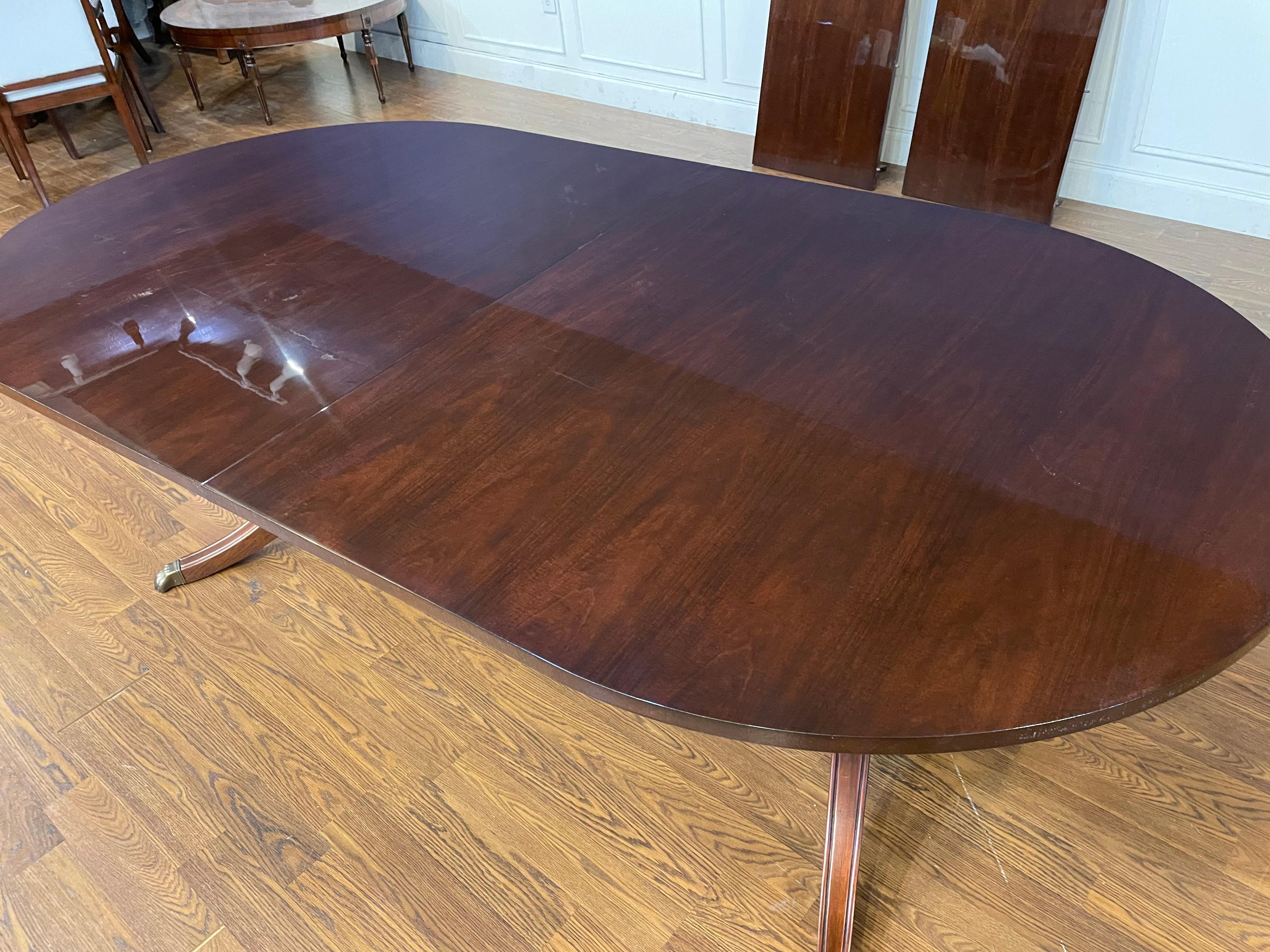 Table de salle à manger ovale à double piédestal en acajou de Leighton Hall, fabriquée sur commande en vente 7