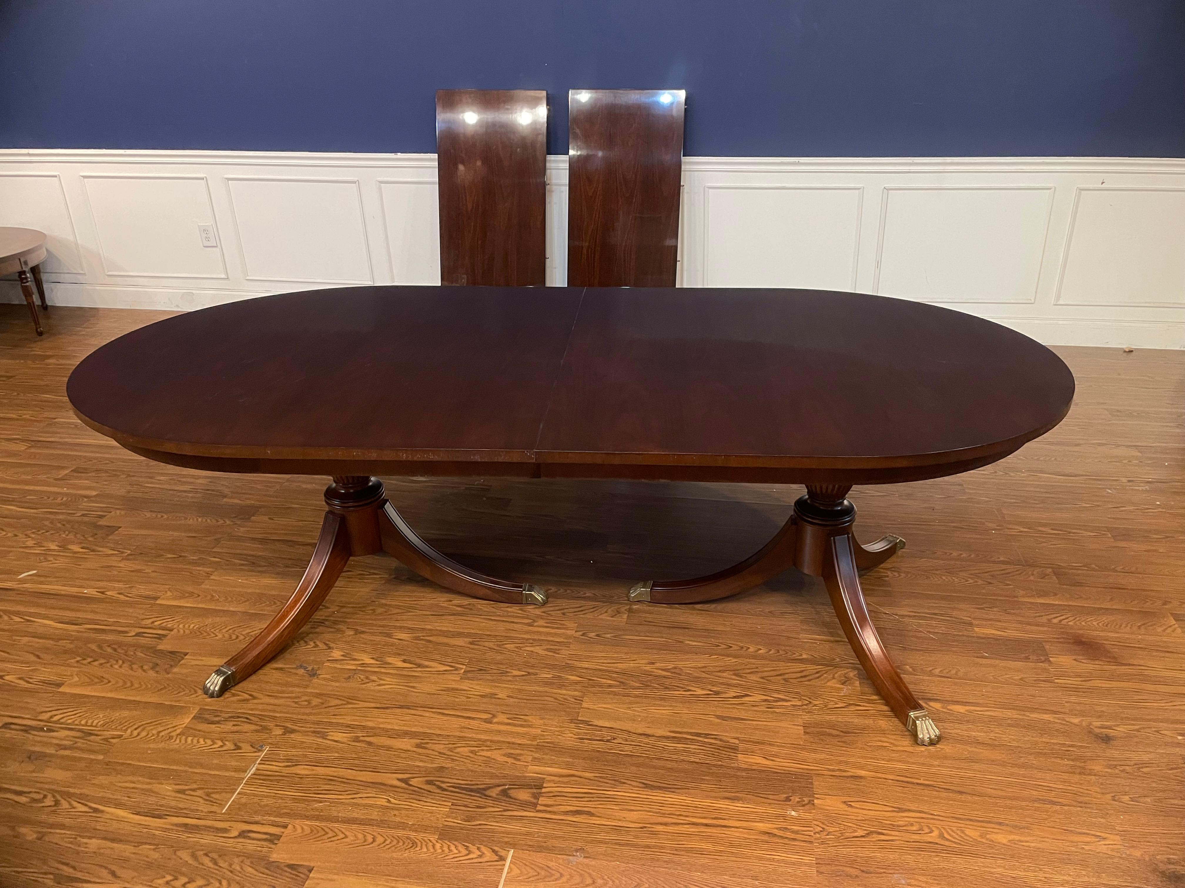 Table de salle à manger ovale à double piédestal en acajou de Leighton Hall, fabriquée sur commande en vente 8