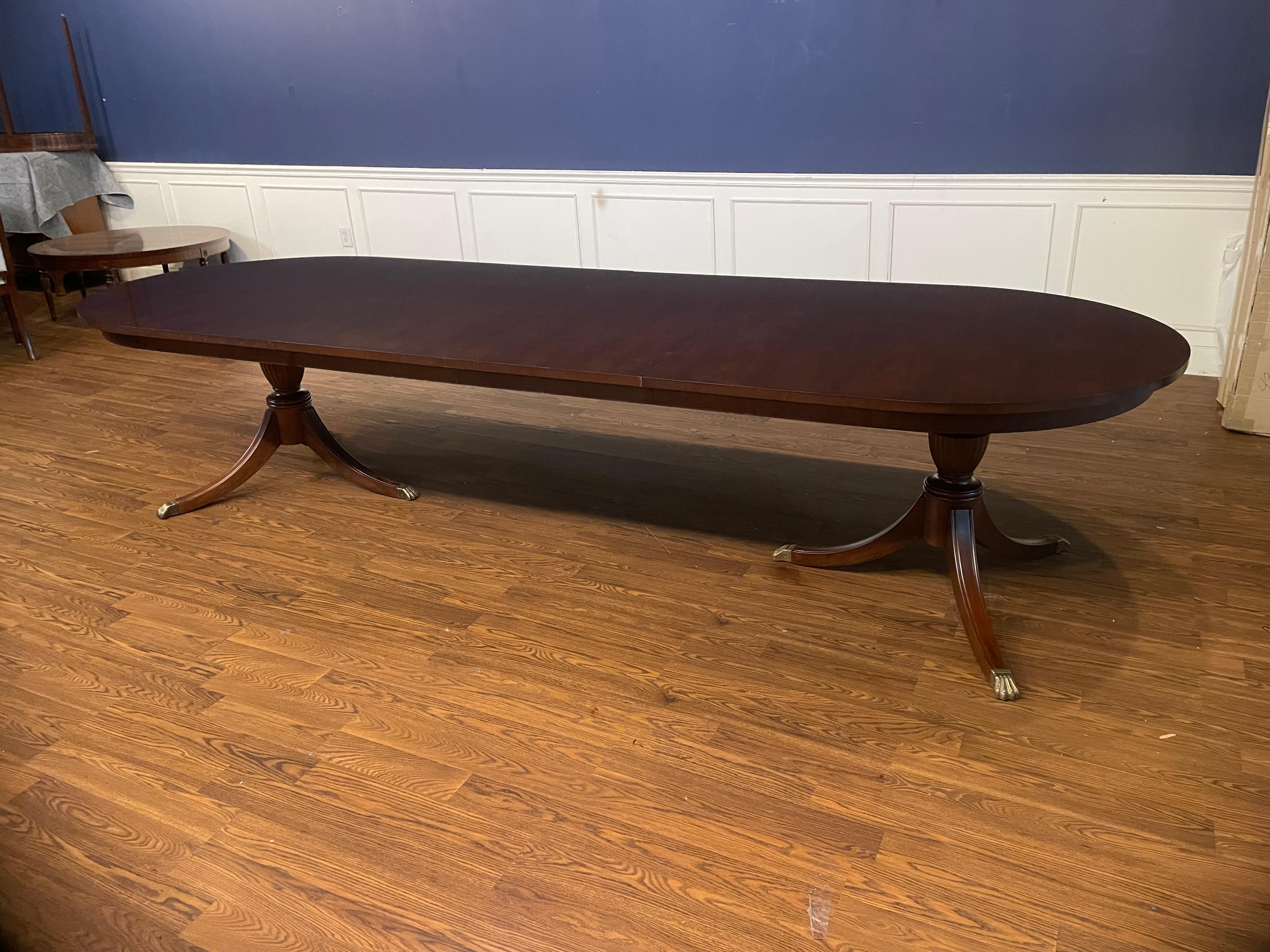 Table de salle à manger ovale à double piédestal en acajou de Leighton Hall, fabriquée sur commande en vente 11
