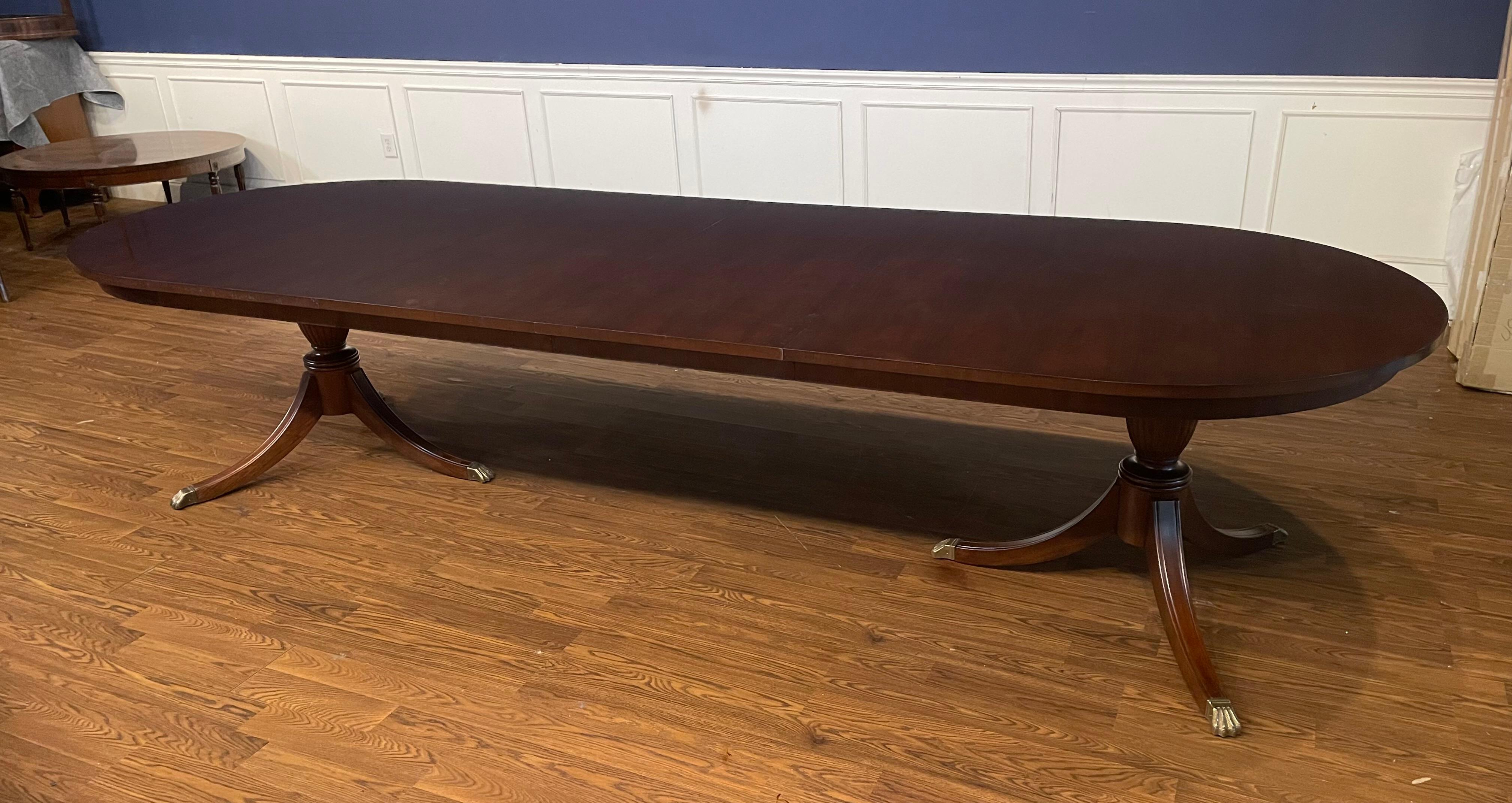 Il s'agit d'une table de salle à manger ovale traditionnelle en acajou fabriquée sur commande dans l'atelier de Leighton Hall à Suwanee, en Géorgie.  Il est doté d'un plateau en acajou cathédrale classique et discret, avec des extrémités de forme