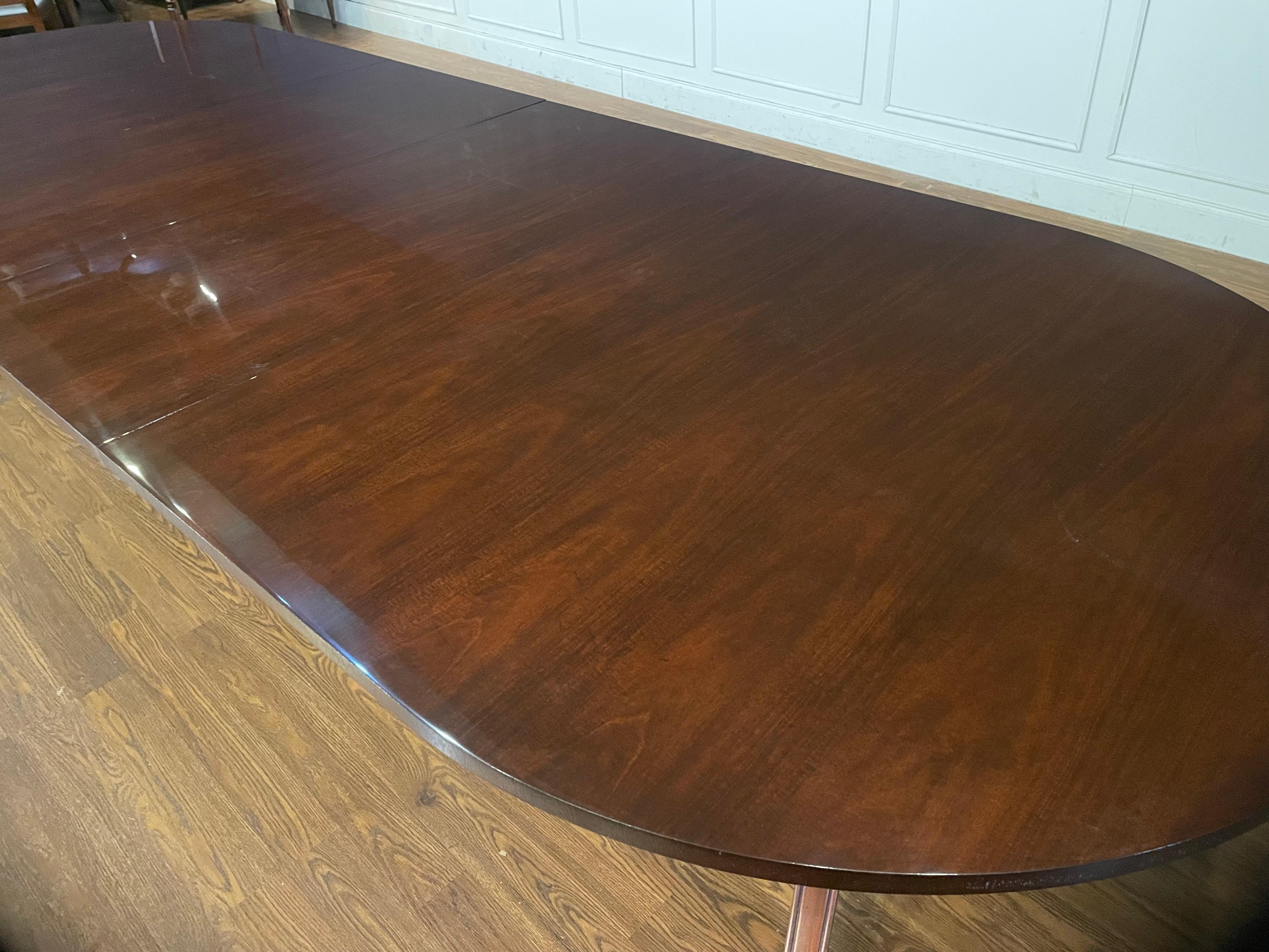 Américain Table de salle à manger ovale à double piédestal en acajou de Leighton Hall, fabriquée sur commande en vente