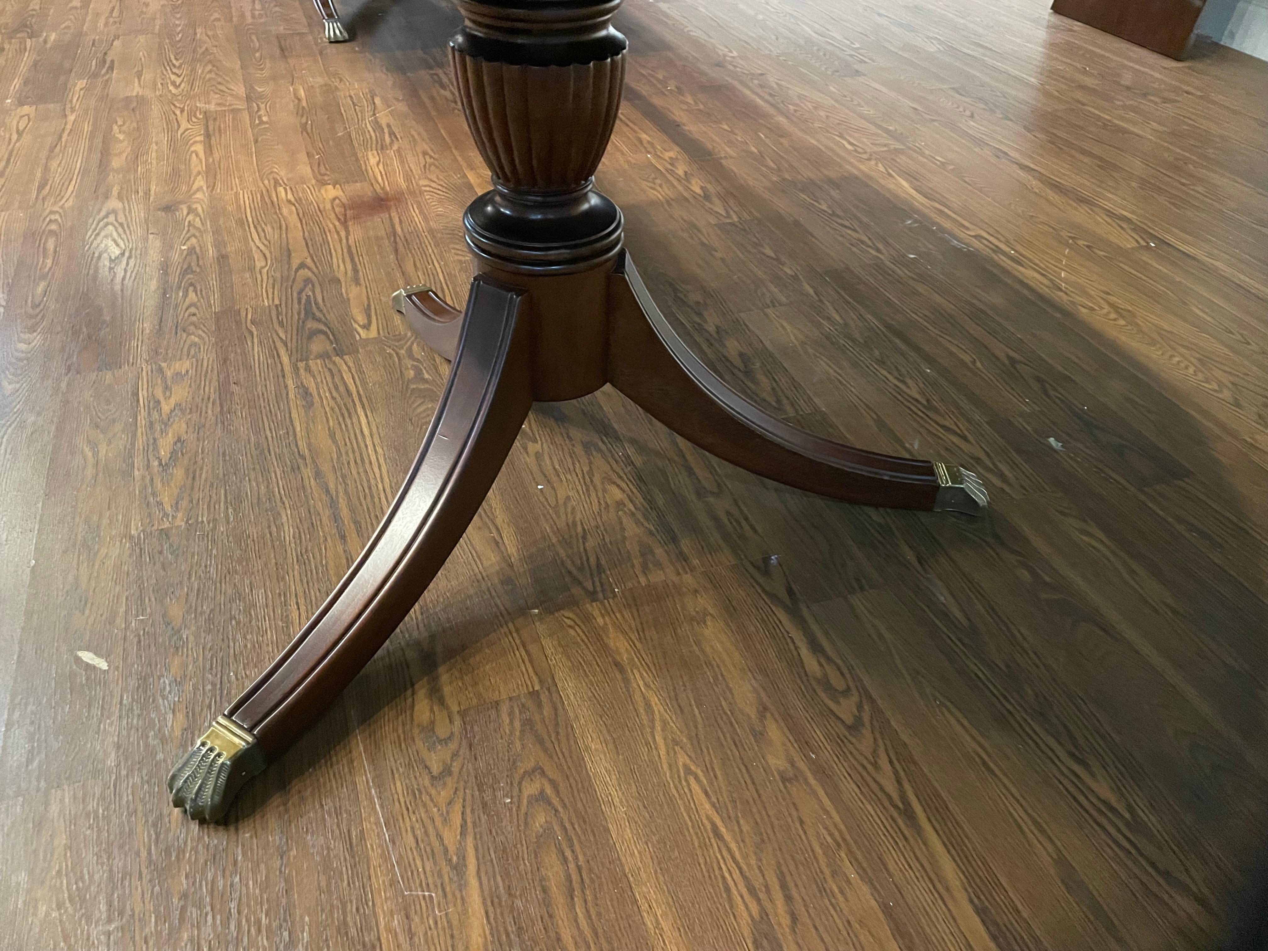 Table de salle à manger ovale à double piédestal en acajou de Leighton Hall, fabriquée sur commande Neuf - En vente à Suwanee, GA