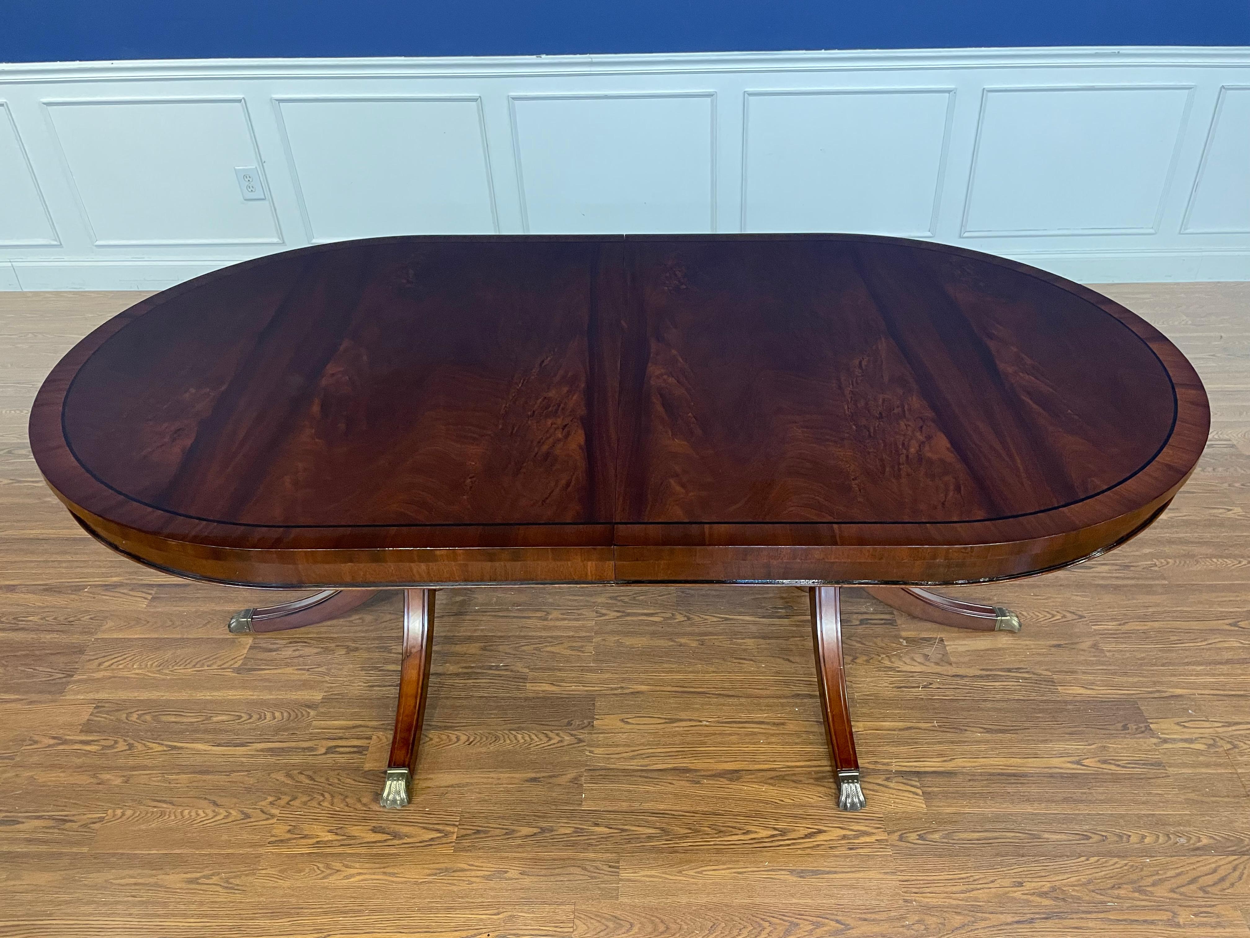 Acajou Table de salle à manger ovale à double piédestal par Leighton Hall, fabriquée sur commande en vente