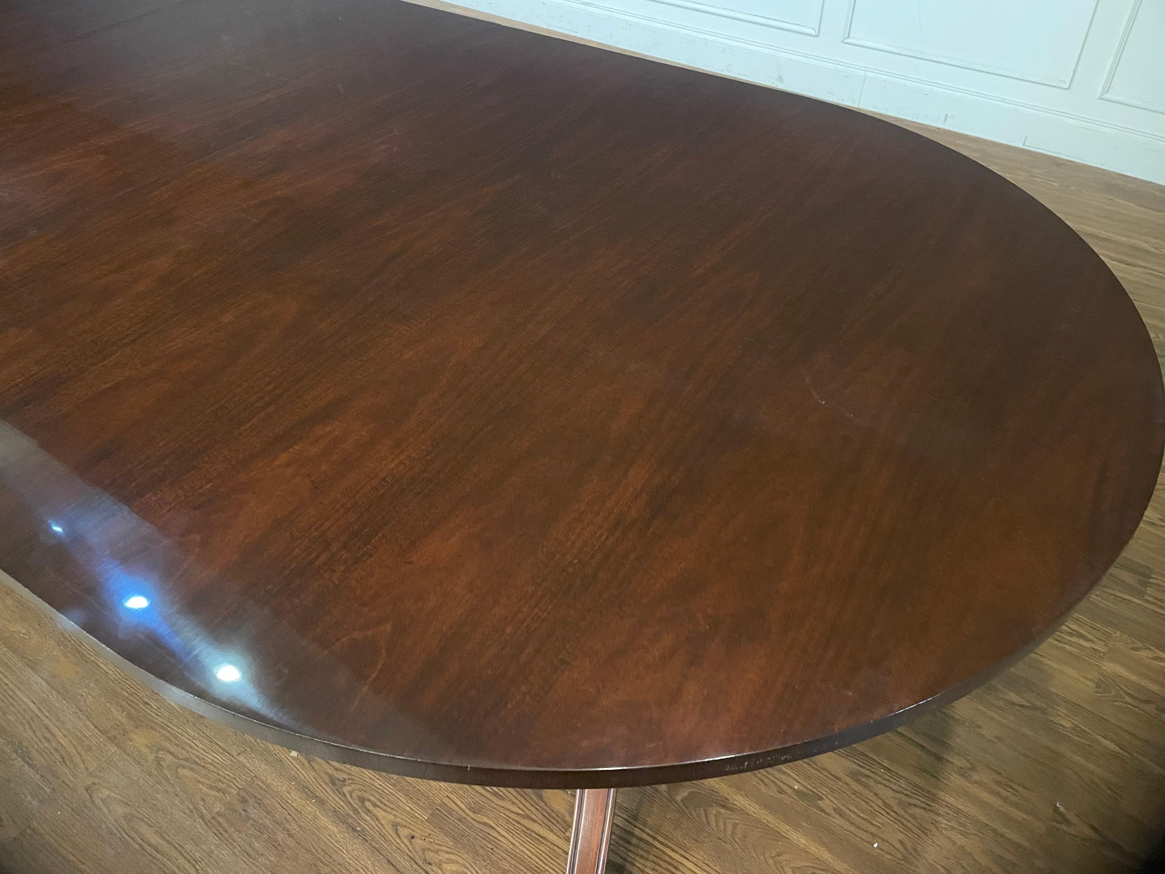 Acajou Table de salle à manger ovale à double piédestal en acajou de Leighton Hall, fabriquée sur commande en vente