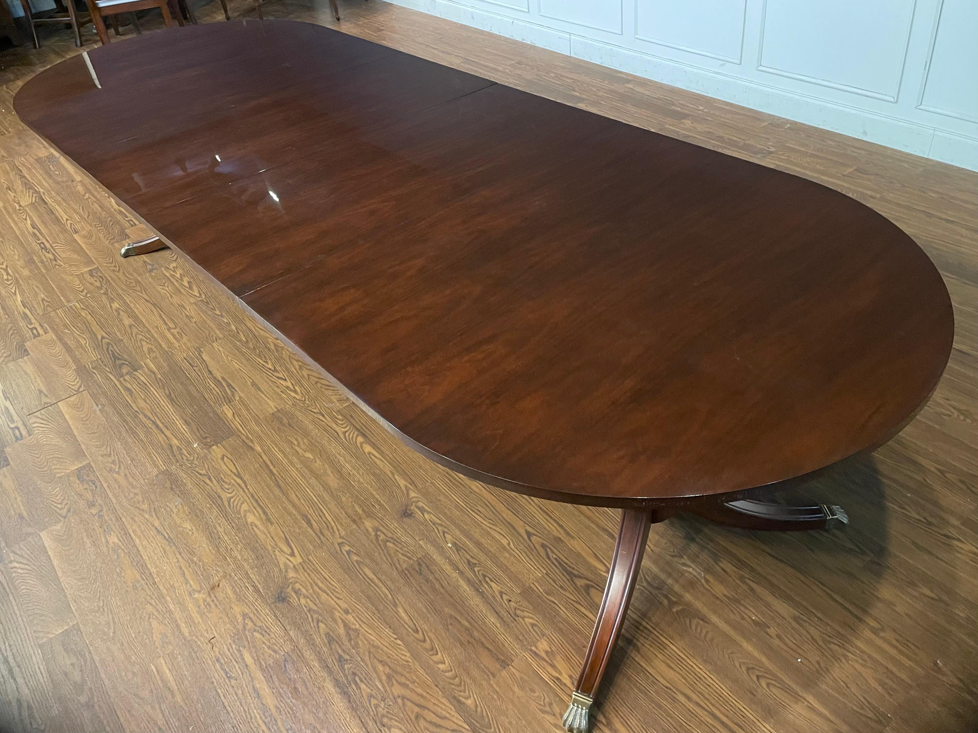 Table de salle à manger ovale à double piédestal en acajou de Leighton Hall, fabriquée sur commande en vente 1